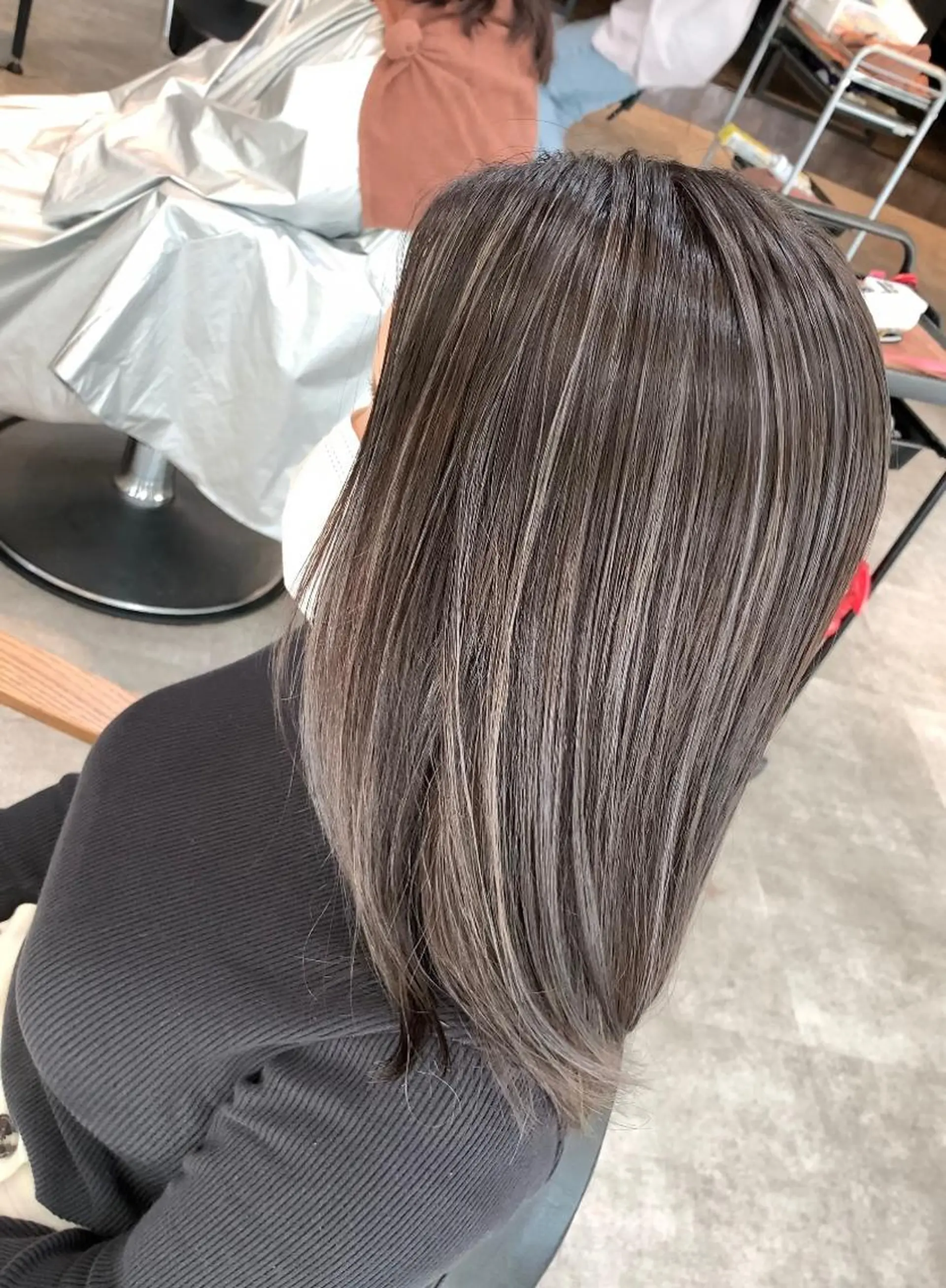 ミディアム カラー リサ tonieのヘアスタイル