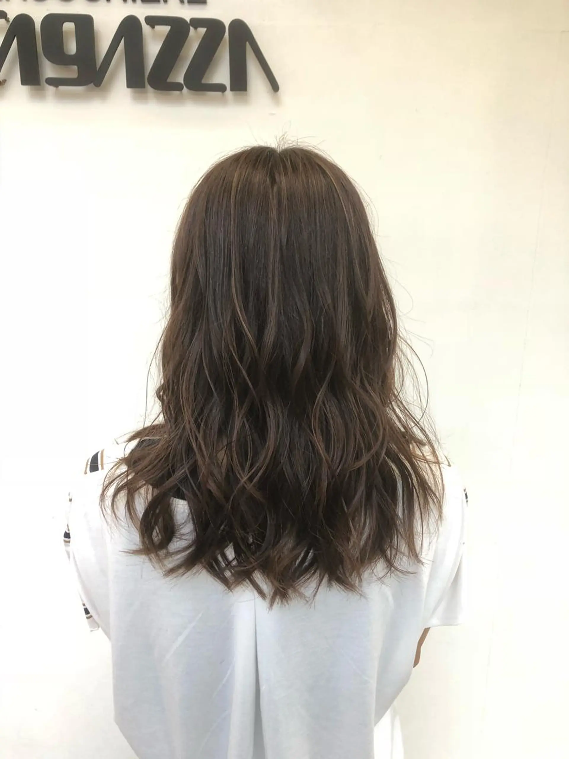 セミロング カラー グレージュ ハイライトカラー ハイライト 東條 克義のヘアスタイル