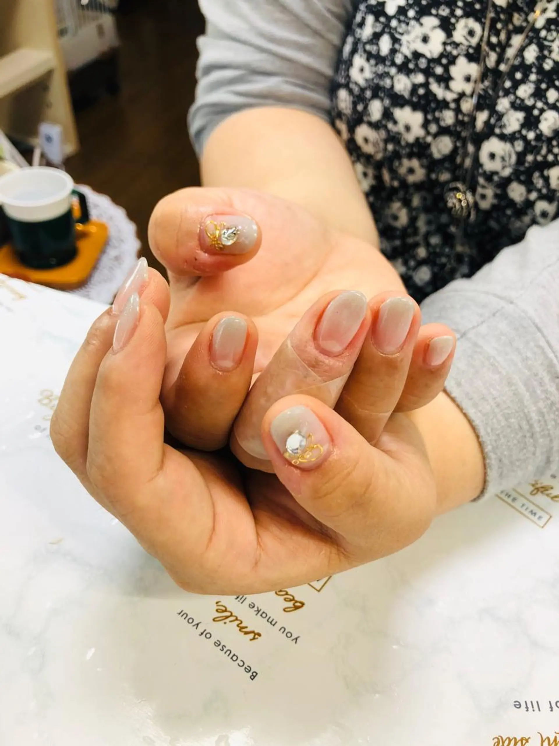 ネイル フットネイル ラメ(グリッター) ニュアンスネイル オフィスネイル ワンカラーネイル ハンドネイル ネイルサロン エーネイルのネイルデザイン