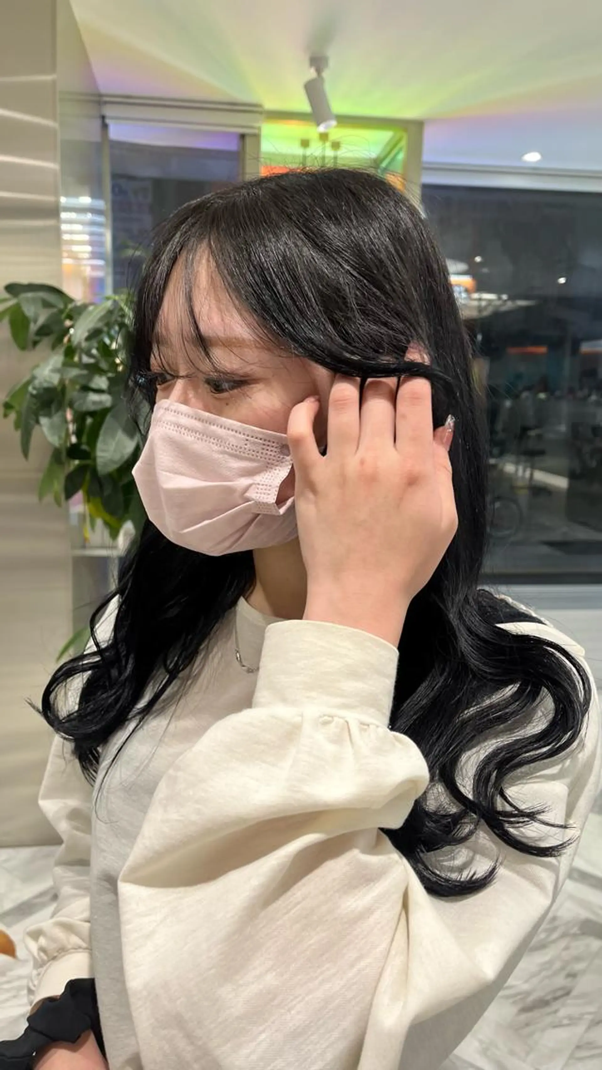 ロング カラー ネイル 黒髪 ブルーカラー ブルーブラック 髪質改善 ヨシンモリ mai🤍縮毛酸性ス トレート/アイリストのヘアスタイル