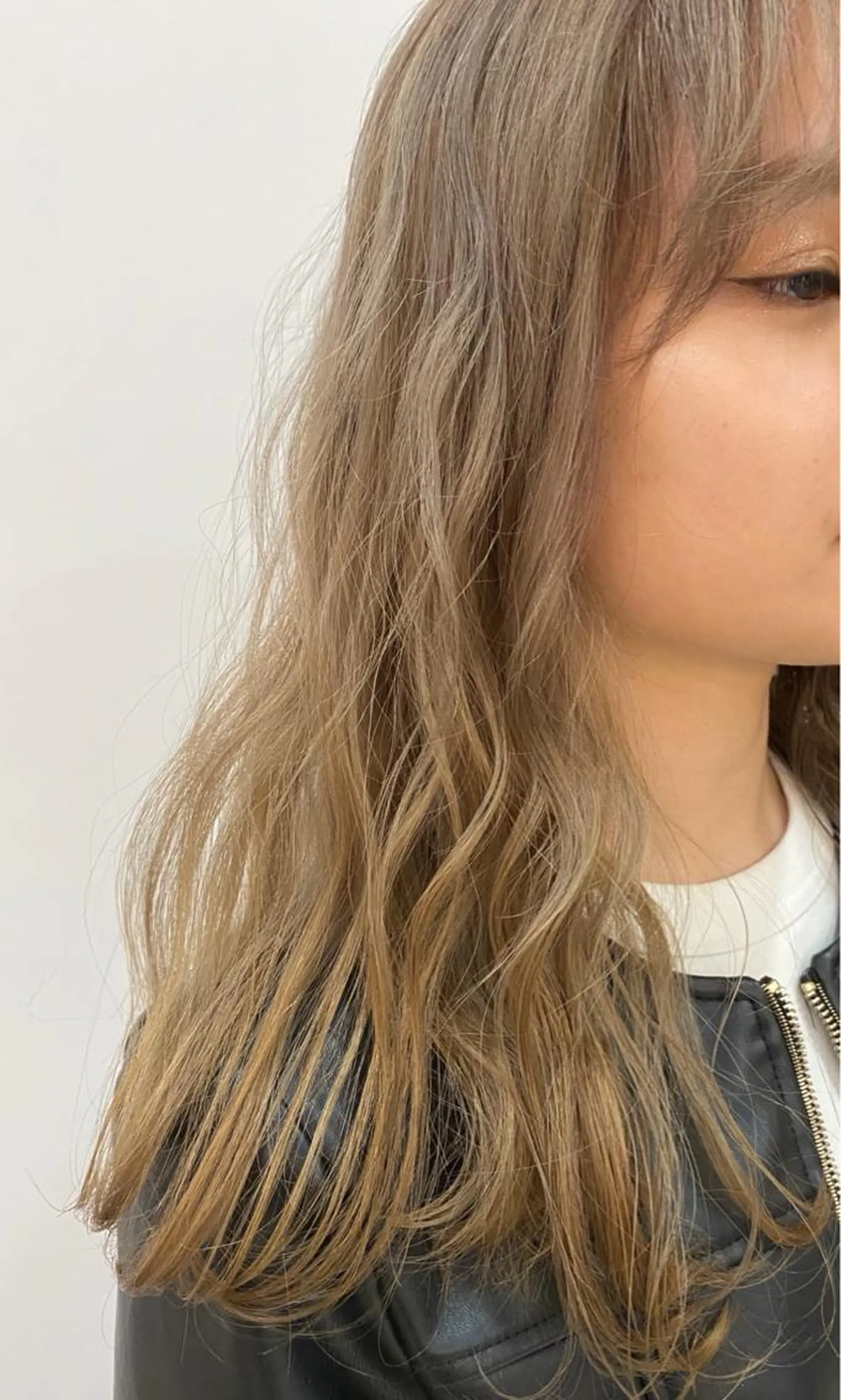 ロング カラー ヘアアレンジ ベージュカラー ブリーチ ミルクティーベージュ かえ🩶韓国ボブ🎀 透明感カラー🥣のヘアスタイル