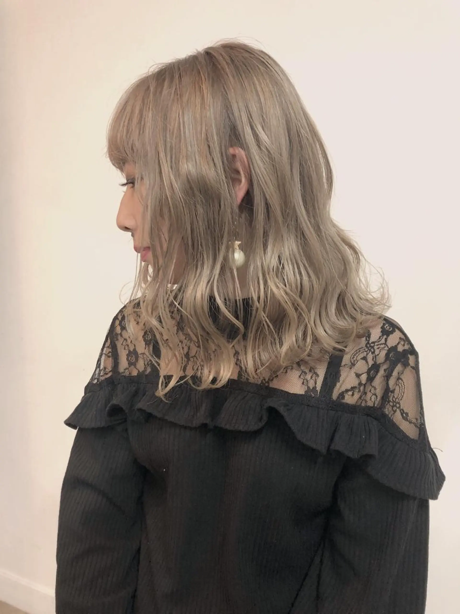 ミディアム カラー ベージュカラー シルバー シルバーベージュ 360°キレイな ショートカットのヘアスタイル