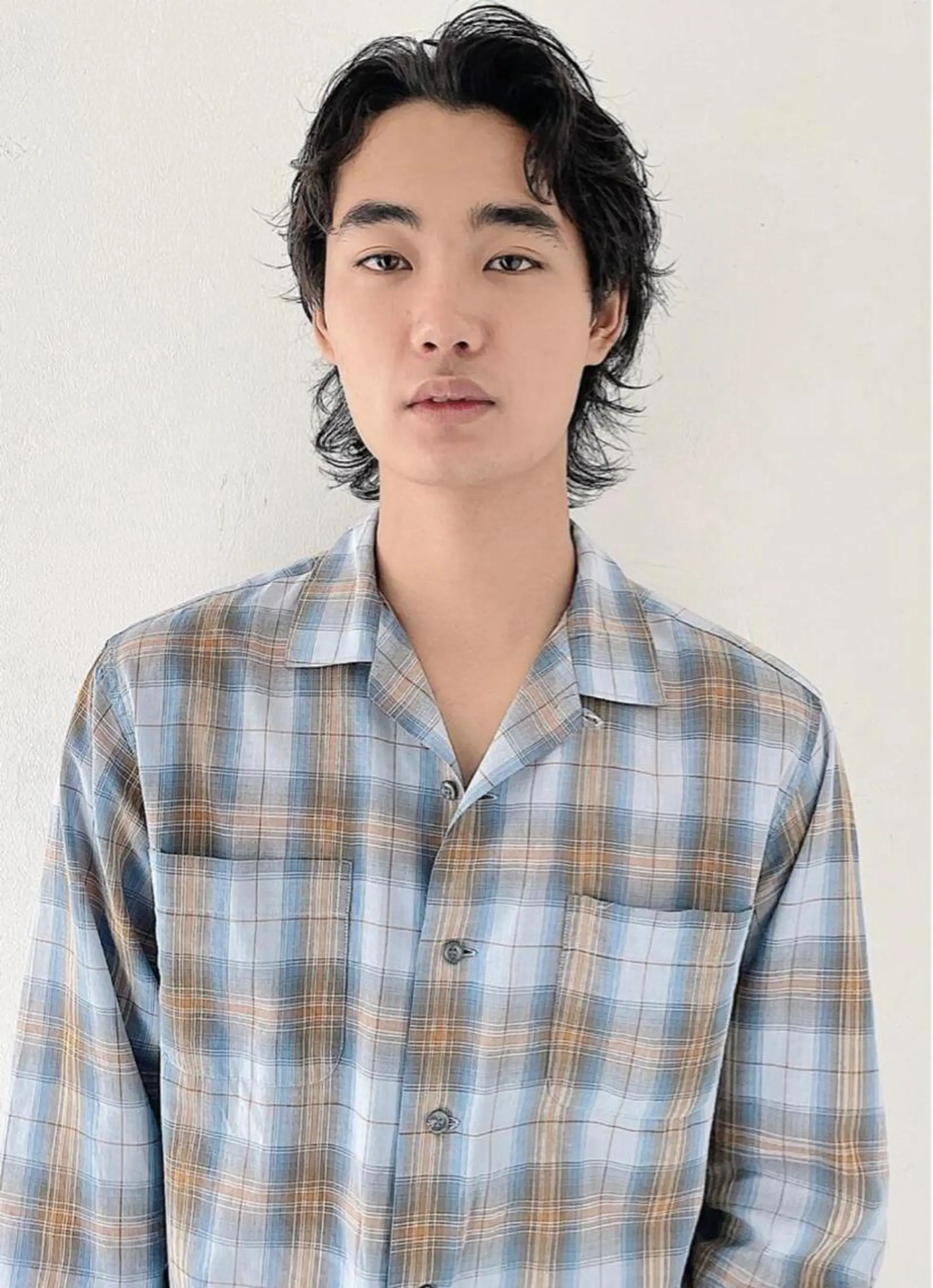 ショート カラー パーマ メンズ メンズバレイヤージュ メンズブリーチ センターパート フェードカット メンズハイライト スパイラルパーマ 🌐hina⭐️のヘアスタイル