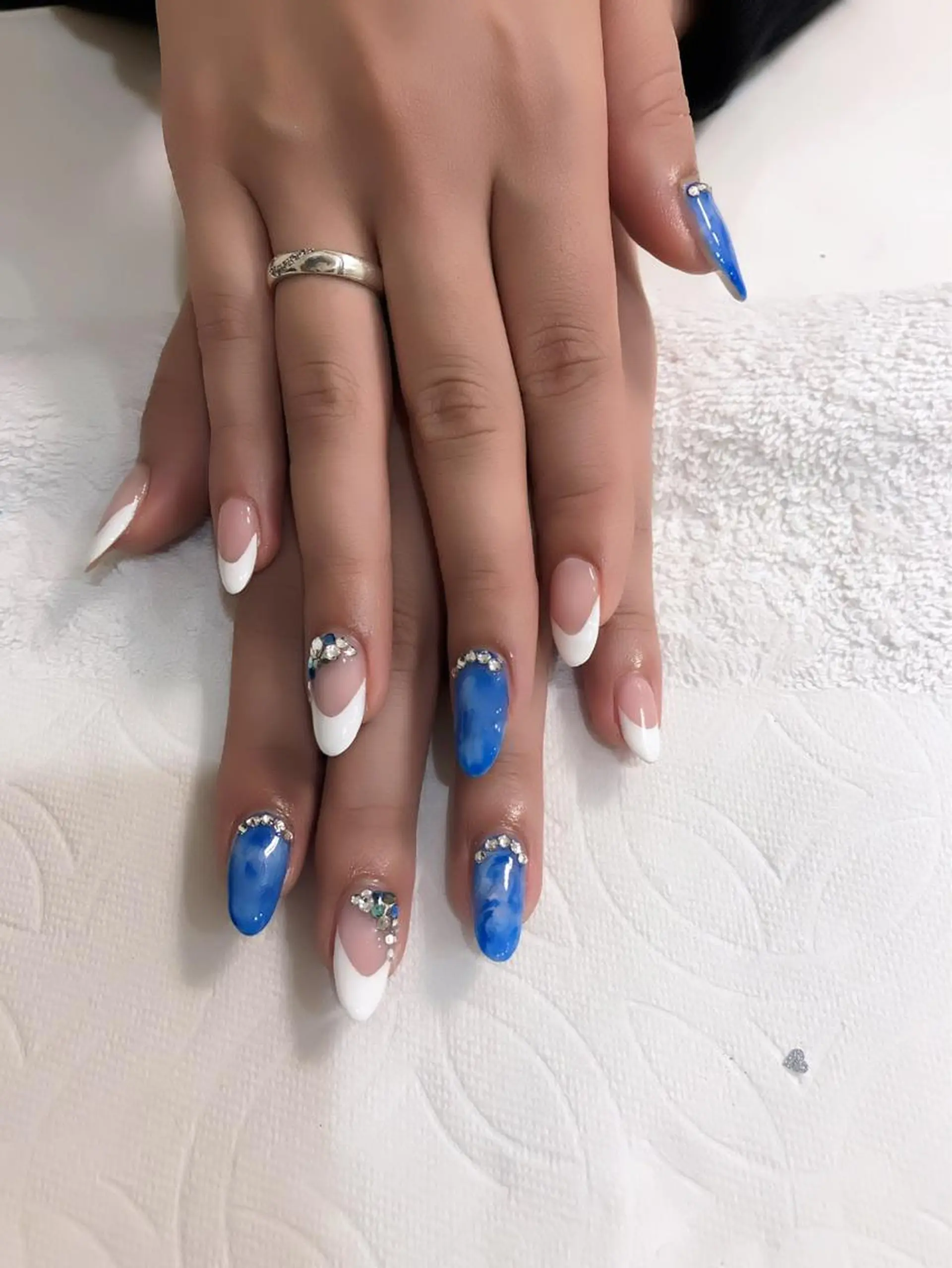 ネイル ブルー フレンチネイル ハンドネイル Gemmy 愛美のエステ・リラクイメージ
