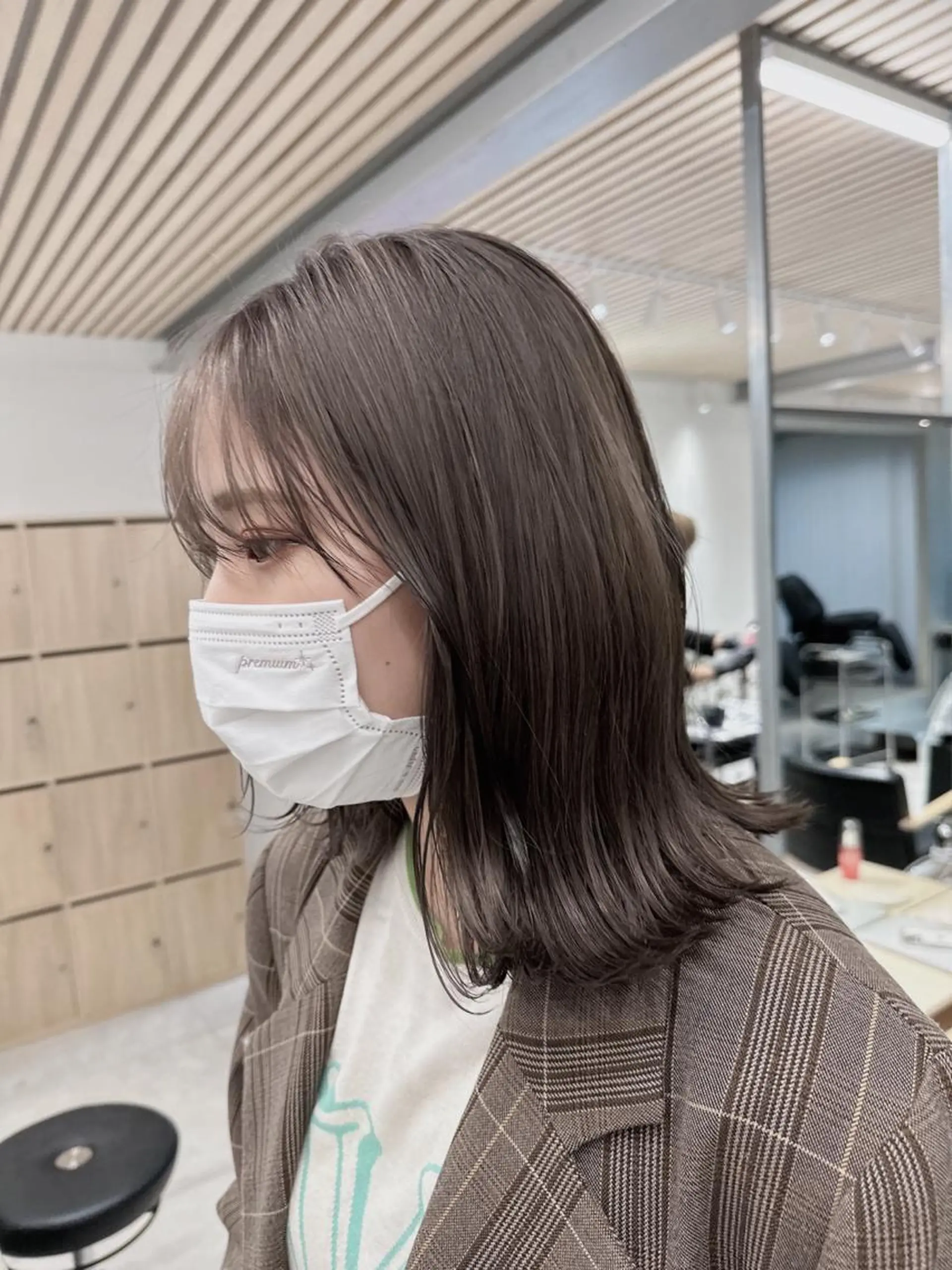 ミディアム カラー レイヤーカット 透明感カラーのヘアスタイル