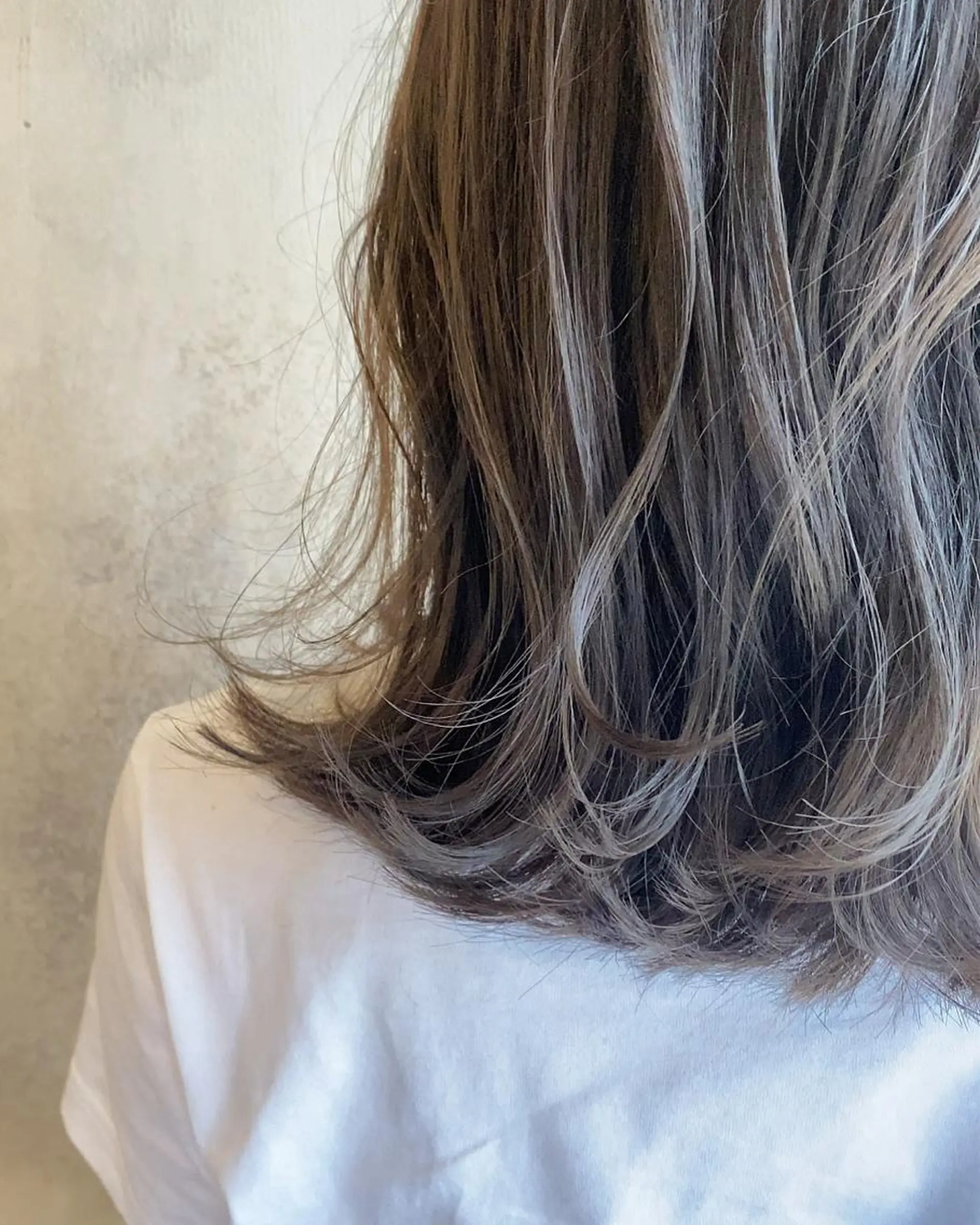 ミディアム カラー ブルーカラー ブルージュ カット ヘアカラー トリートメント ツキノキ ミナのヘアスタイル