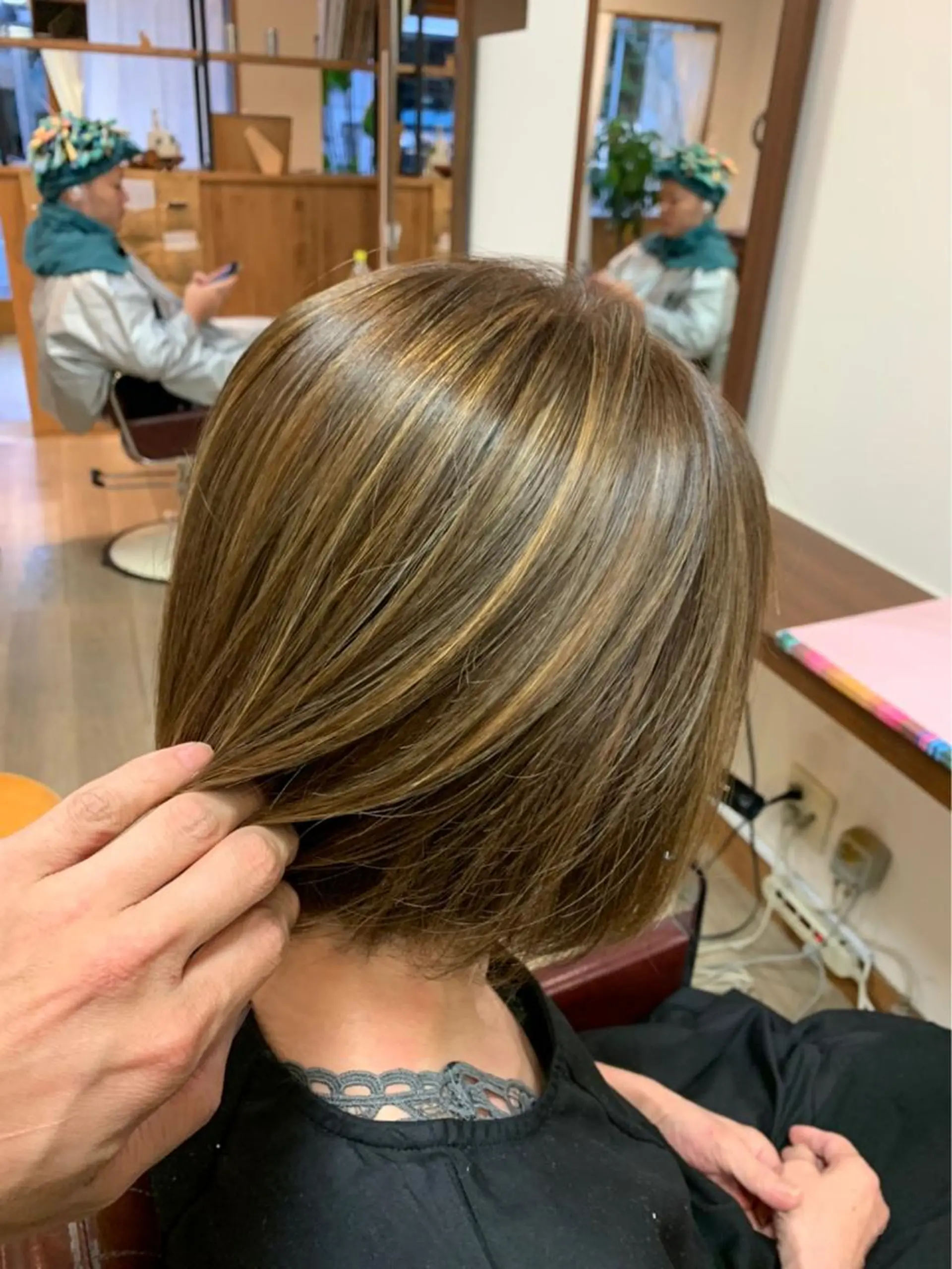 ミディアム カラー ハイライトカラー ハイライト chill out 南塚口本店のヘアスタイル