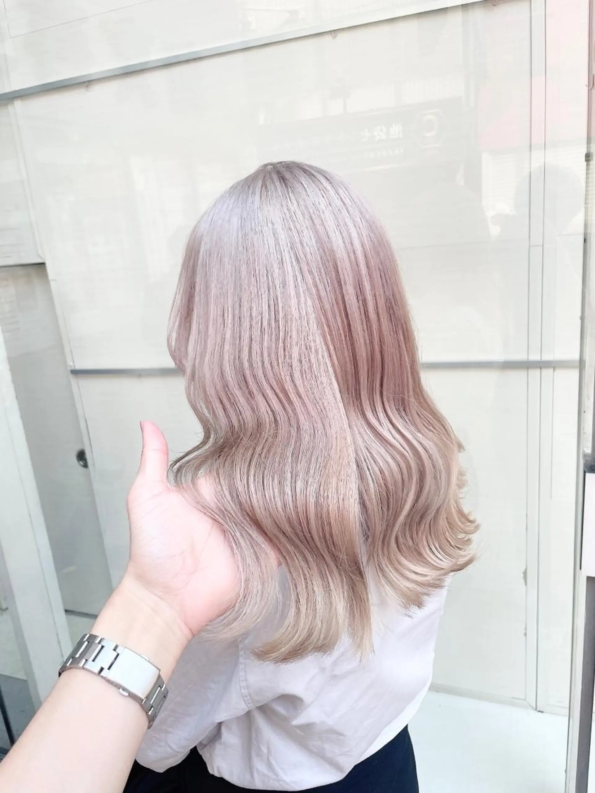 ミディアム カラー 🩵ハイトーン 美咲🩵のヘアスタイル