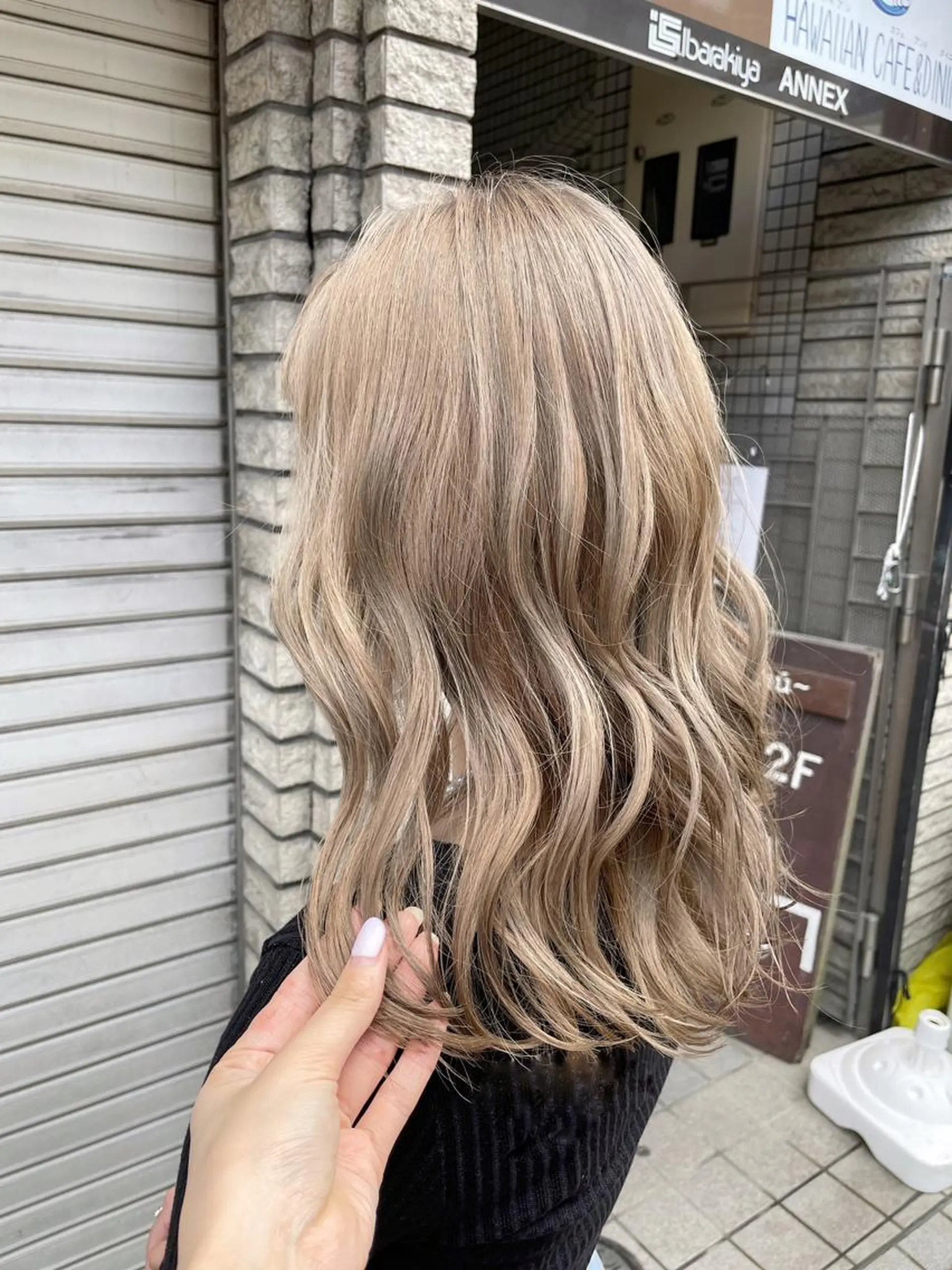 セミロング カラー ブロンド 杉村 未来のヘアスタイル