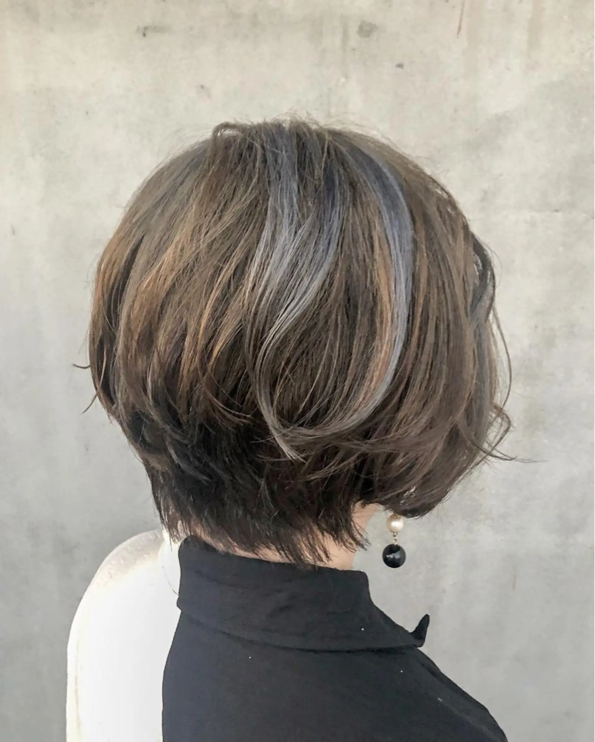 ショート カラー アッシュ ハイライトカラー シルバー ハイライト 似合わせカット NAGON STYLE  MICI所属・佐藤 美聡のヘアスタイル