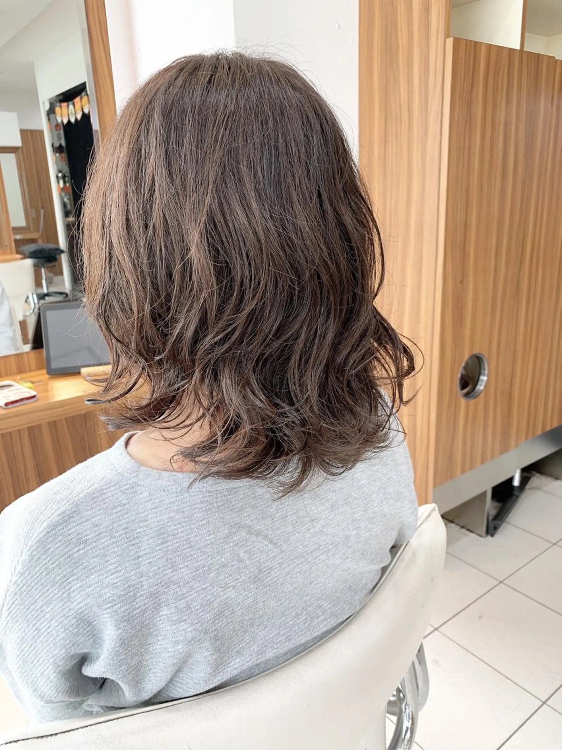 ミディアム カラー パーマ ミディアムパーマ 白髪ぼかしハイライト 柳川拓哉のヘアスタイル