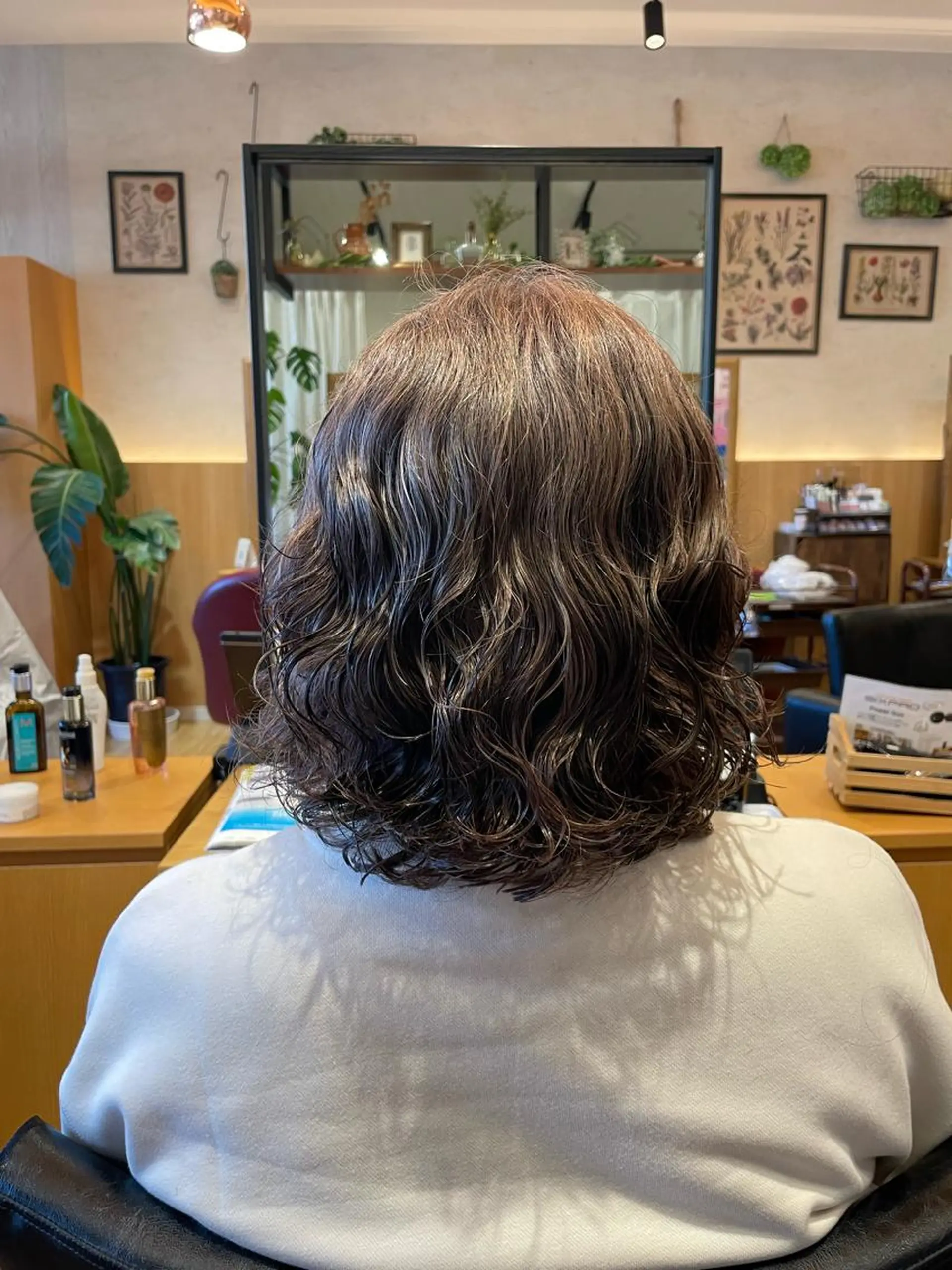 ミディアム パーマ ミディアムパーマ スパイラルパーマ ✨️大人ショート 髙橋朋花のヘアスタイル