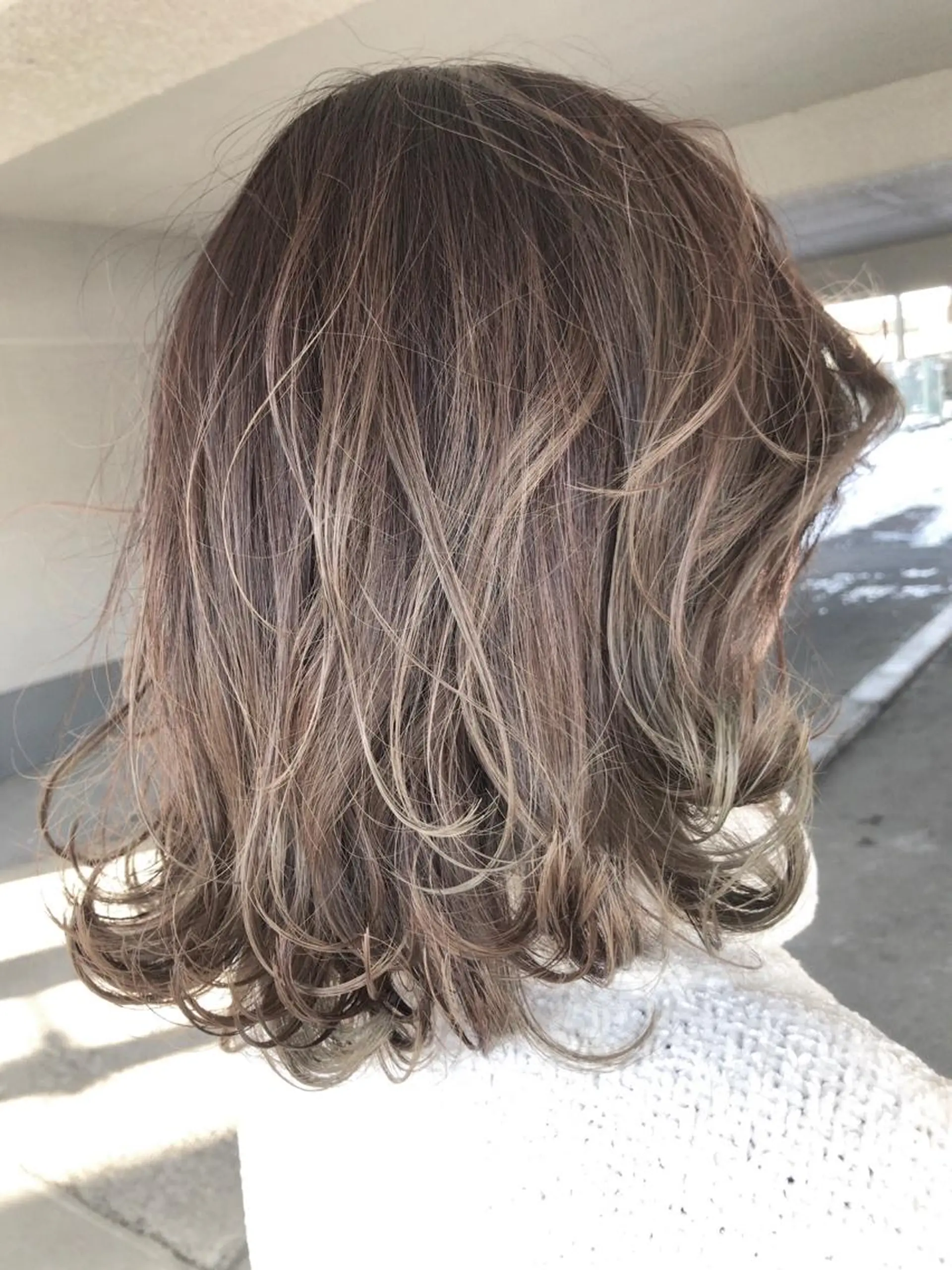 ミディアム カラー グレージュ ハイライトカラー ハイライト レイヤーカット匠 イソザキノリユキのヘアスタイル