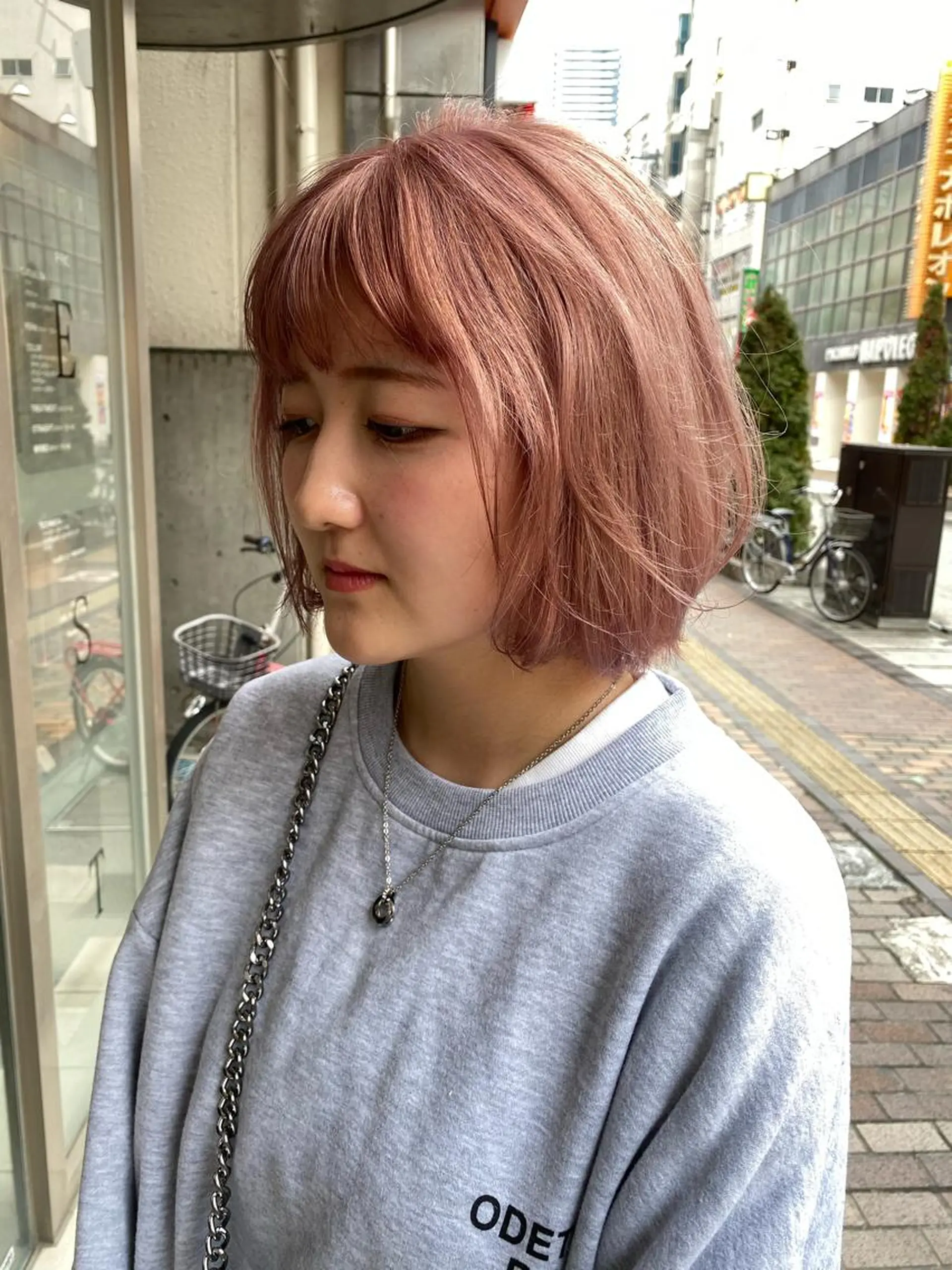 ショート カラー ヘアアレンジ ネイル mana 暖色カラーカットのヘアスタイル