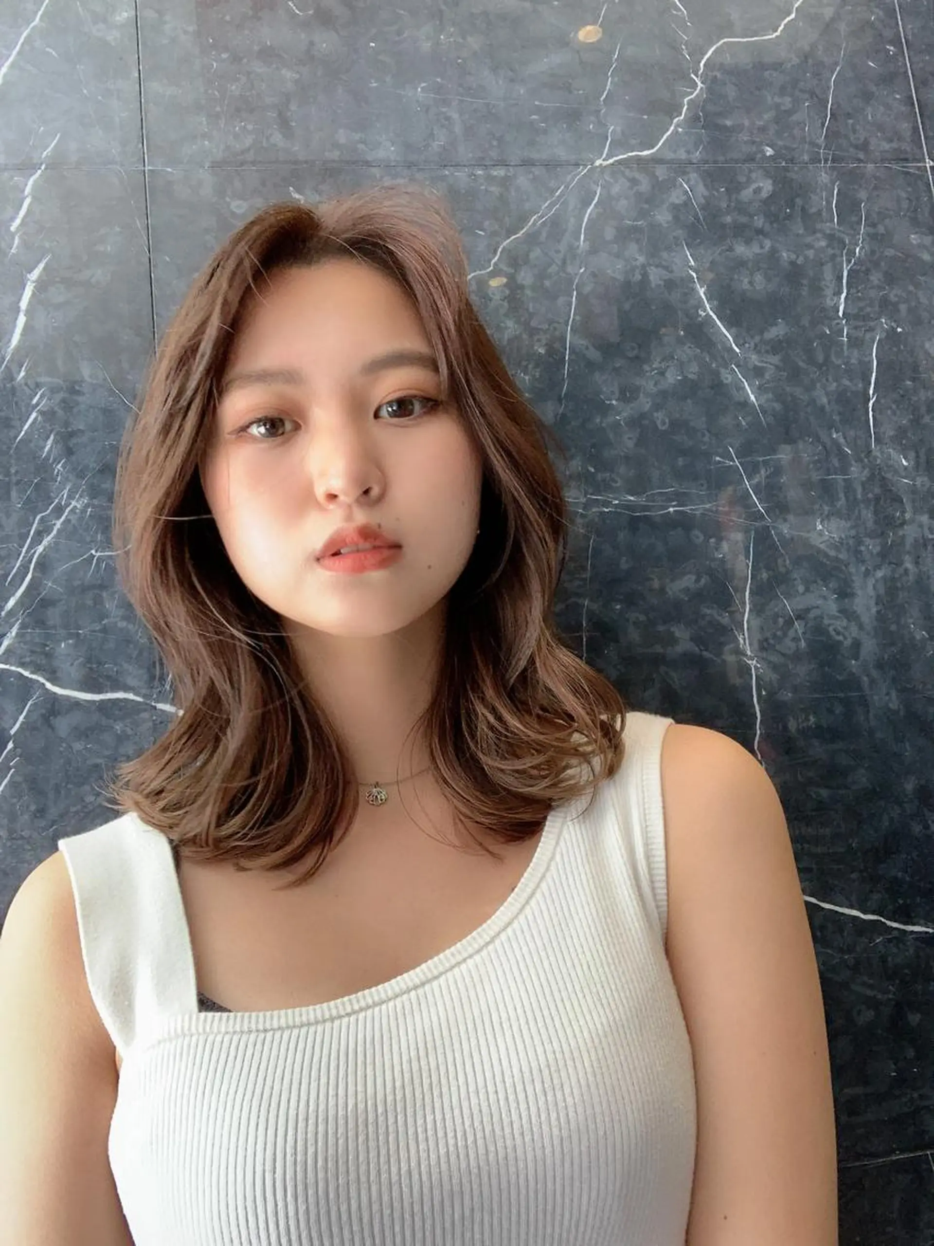 ミディアム カラー 切りっぱなしボブ ブリーチ グレージュ イルミナカラー インナーカラー カット ヘアカラー トリートメント レイヤー専門家 ダブルカラー修のヘアスタイル