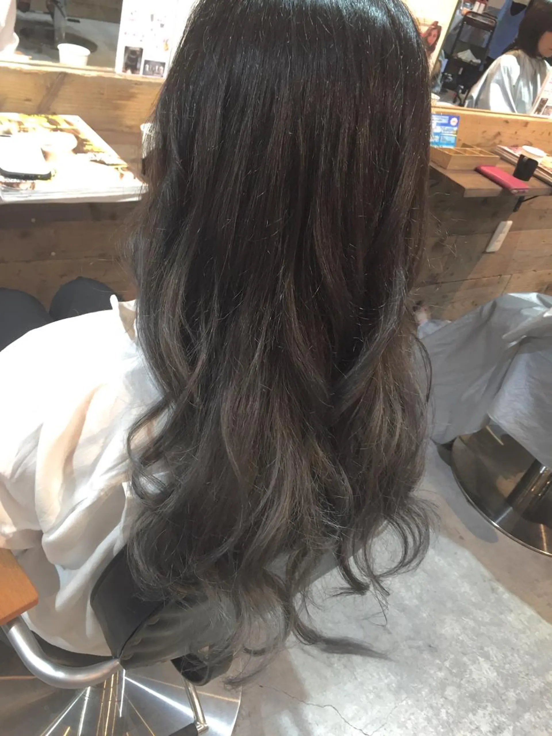 ロング カラー アッシュ グラデーションカラー シルバー シルバーアッシュ ハイトーン×髪質改善 KENTAのヘアスタイル