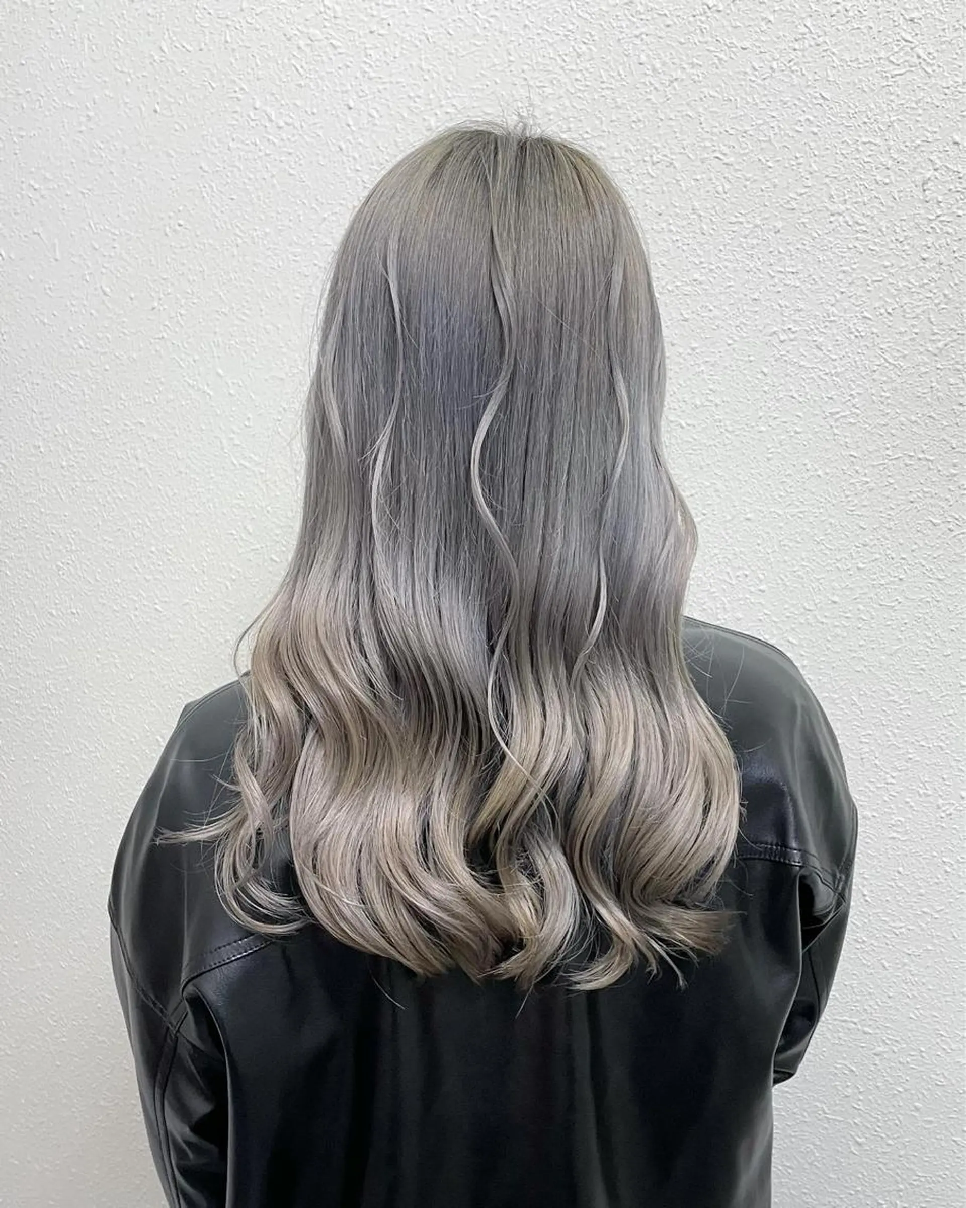 ロング カラー アッシュ アッシュグレー アッシュグレージュ バレイヤージュ ベージュカラー ヘアカラー グレージュ💎 神戸孝哉のヘアスタイル