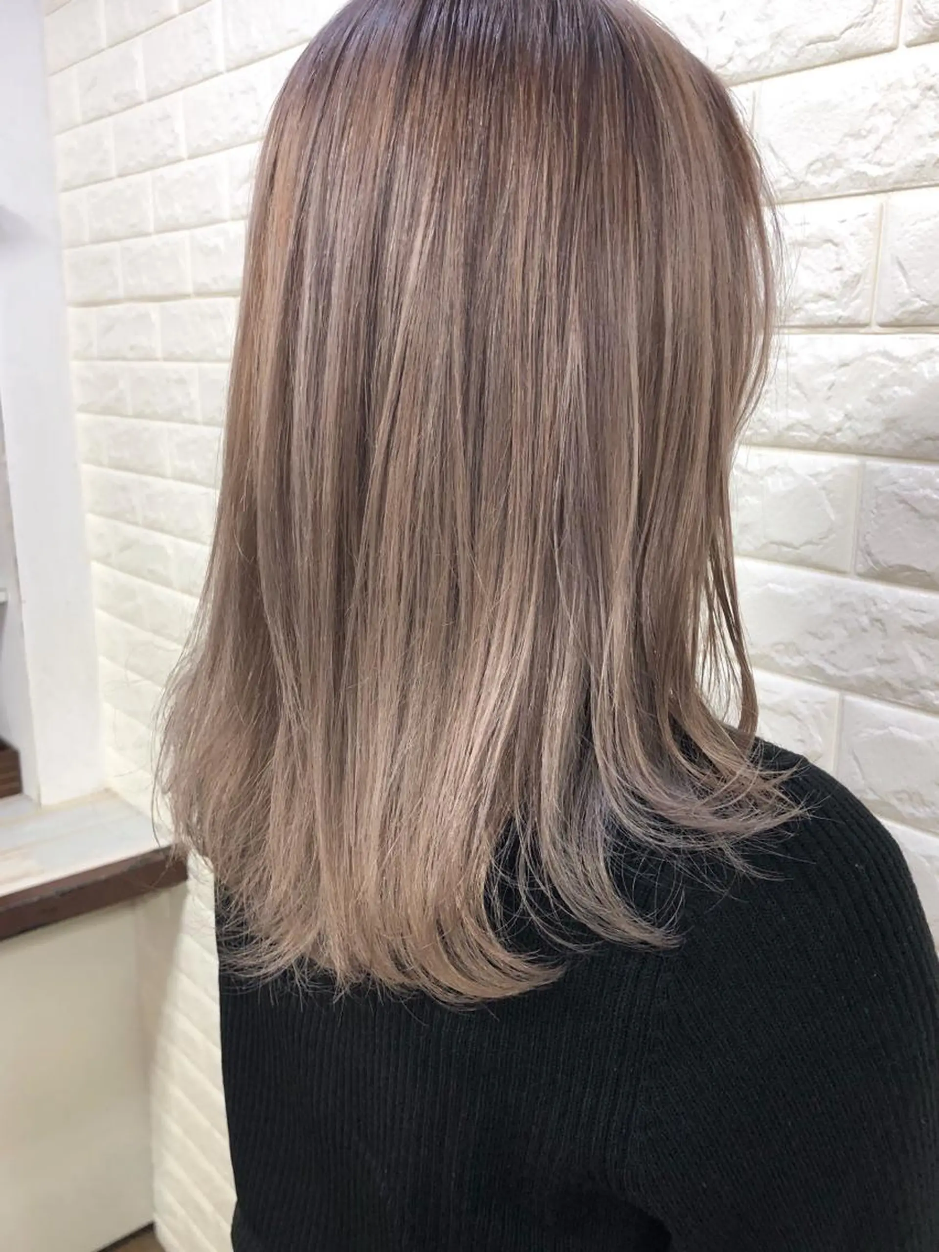 セミロング カラー ベージュカラー ブリーチ ケアブリーチ ミルクティーベージュ カット ヘアカラー トリートメント famille ファミーユのヘアスタイル