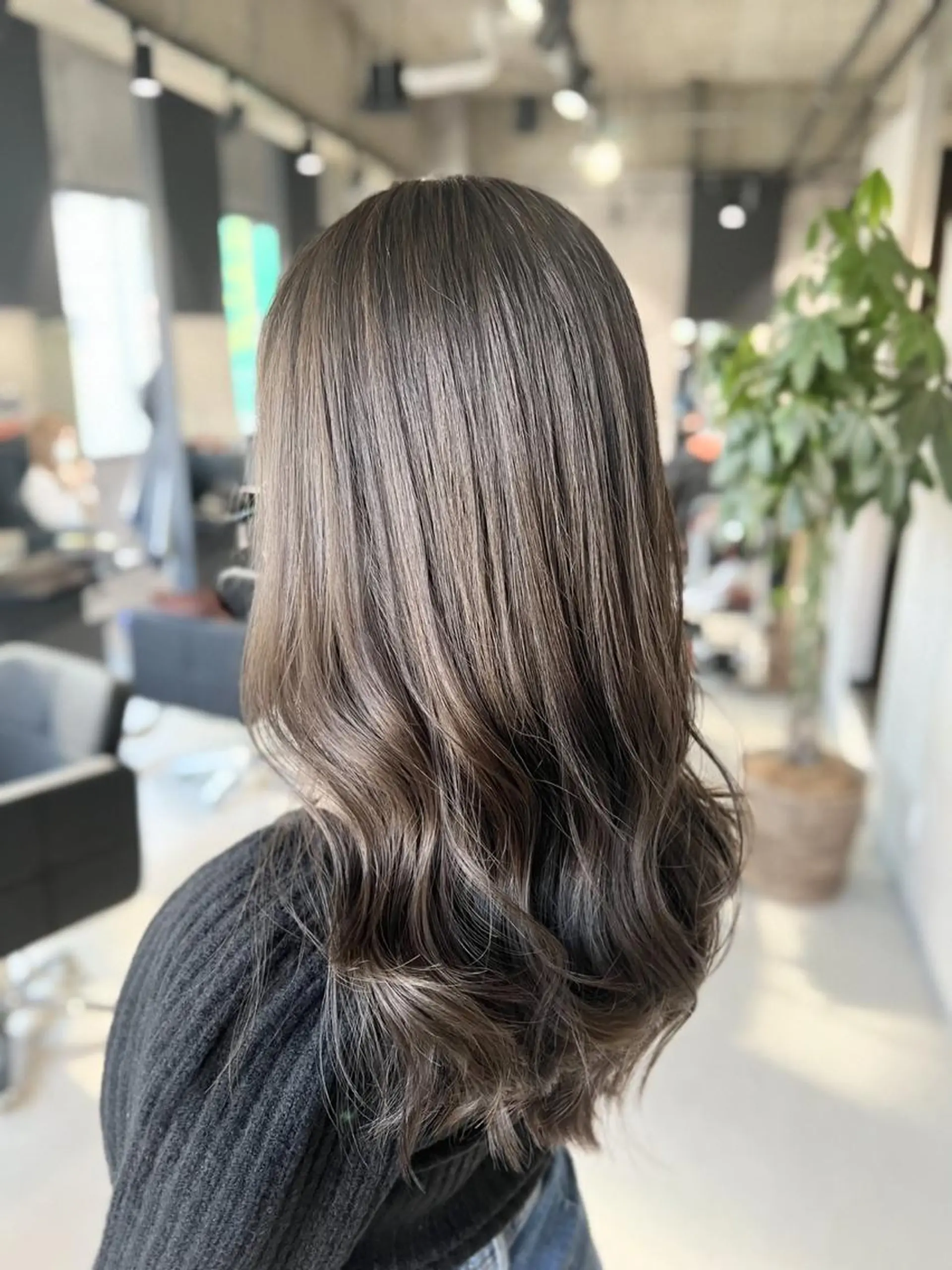 ロング カラー グレージュ オリーブグレージュ オリーブグレー mimiiy梅田 中崎町ハイトーンのヘアスタイル