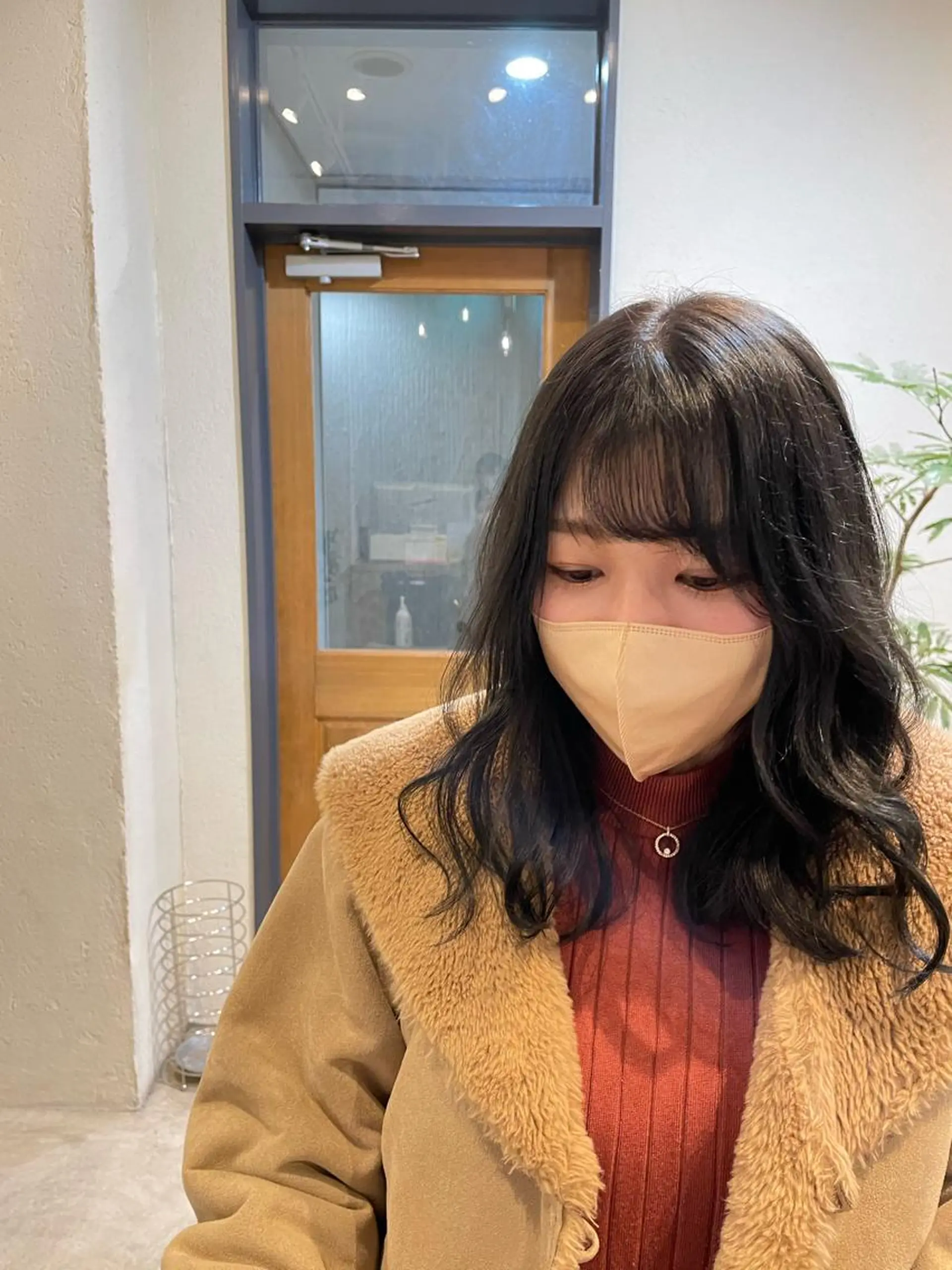 ミディアム カラー トリートメント Takanishi くすみベージュカラーのヘアスタイル