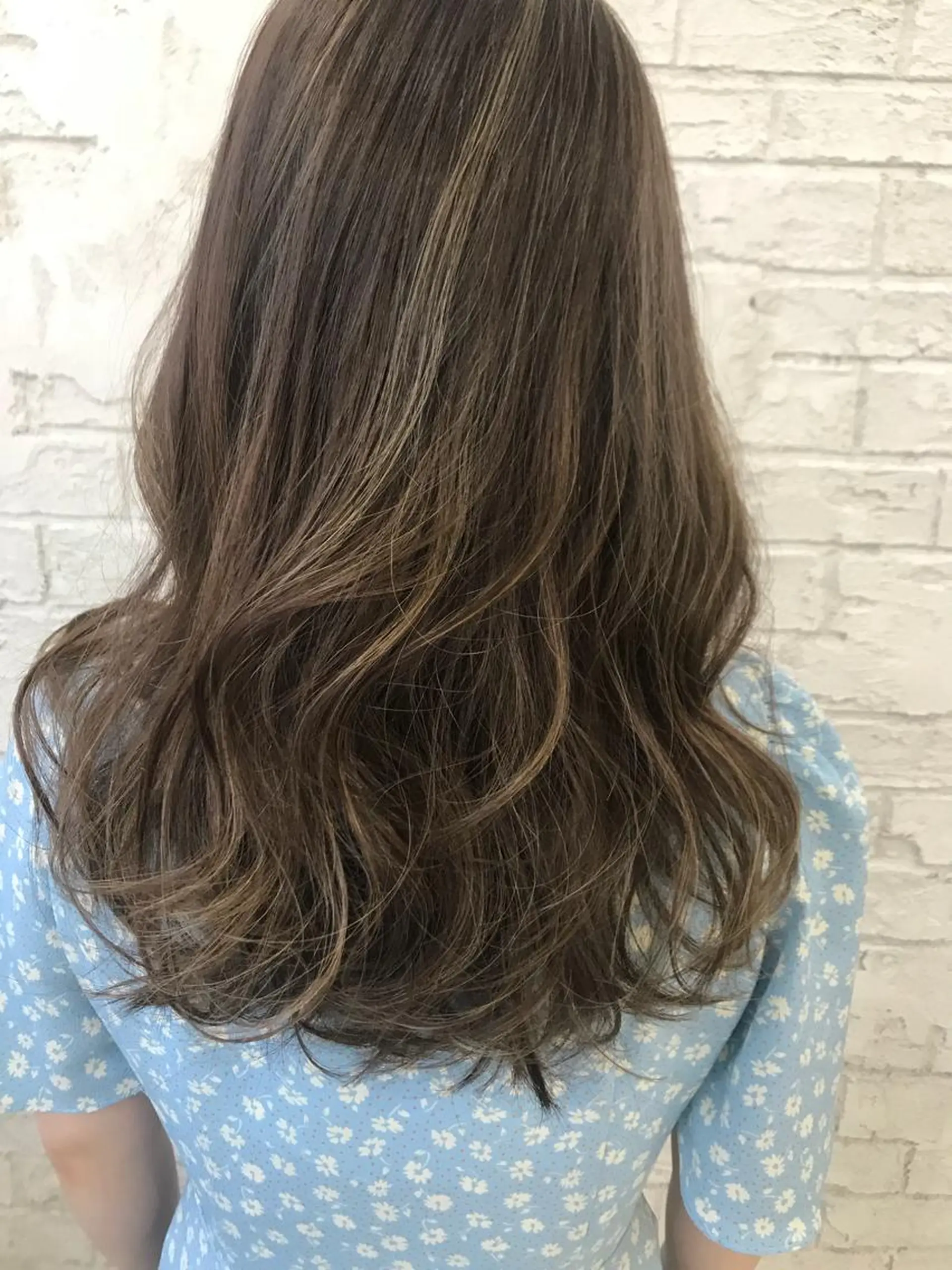 ロング カラー オリーブ/アッシュ やわらか透明感カラーのヘアスタイル