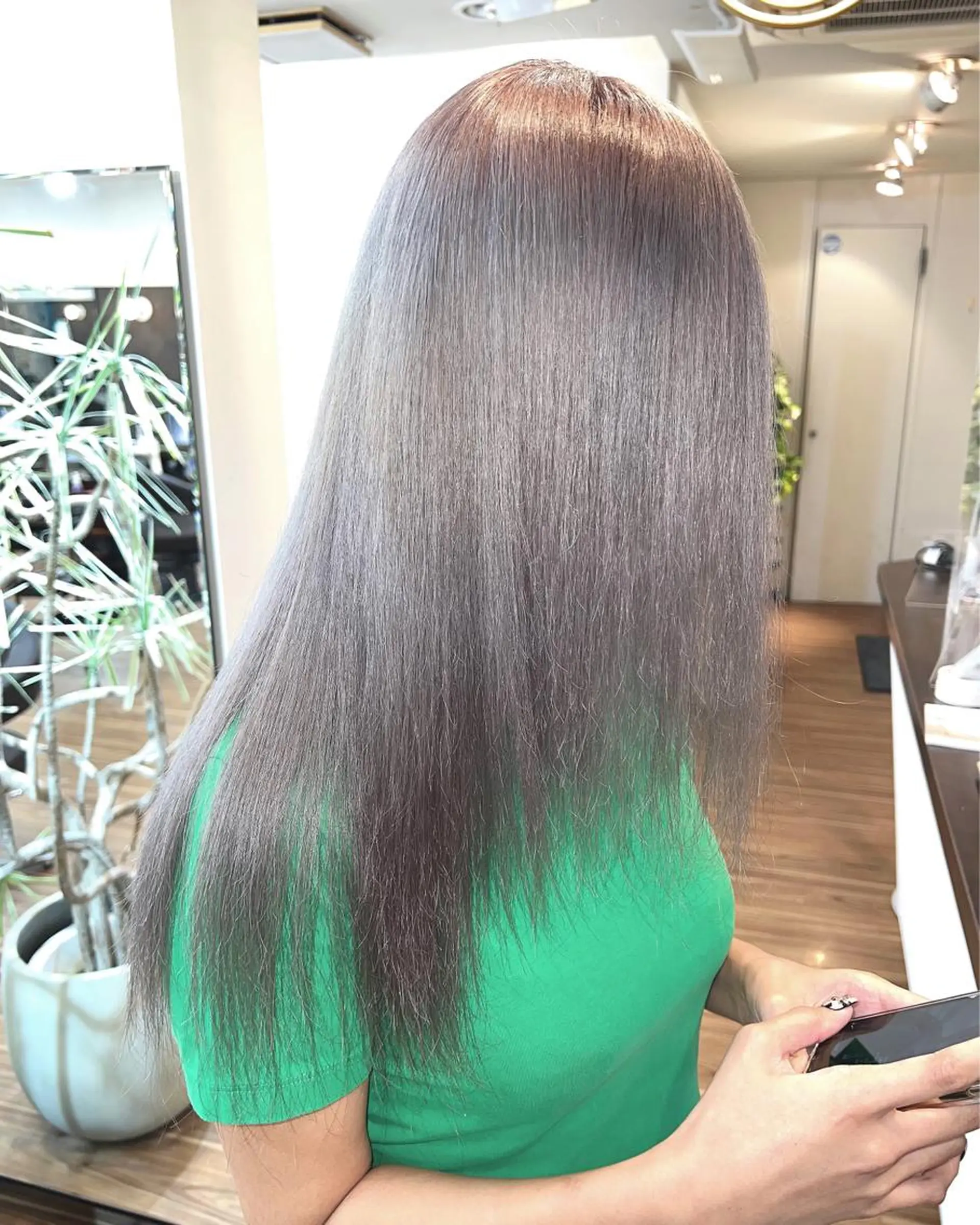 ロング カラー ブリーチ シルバー 色ムラ修正の神様 新宿ハイトーンかすみのヘアスタイル