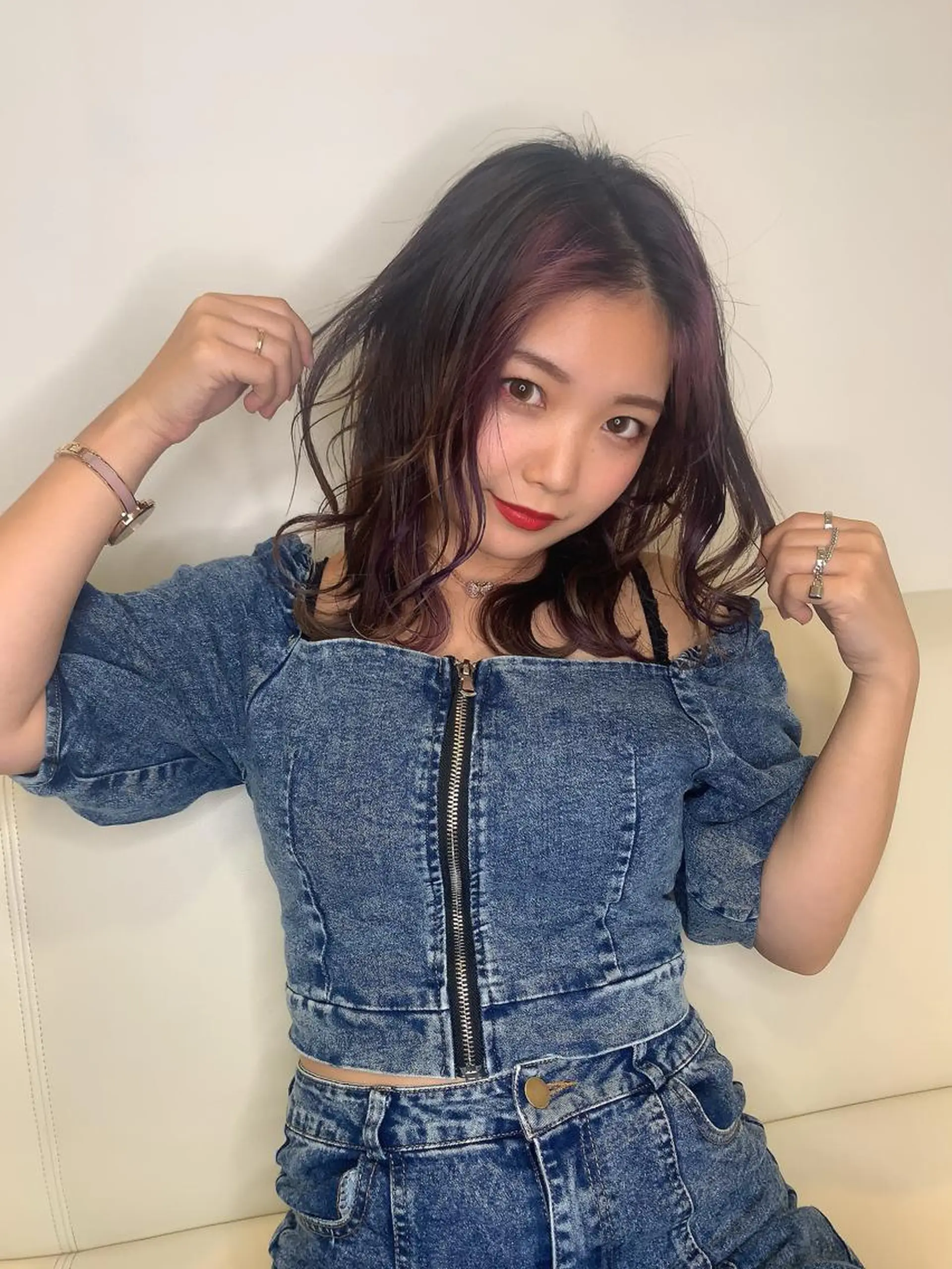 ミディアム ミストバング パープルカラー 朝倉 美月のヘアスタイル