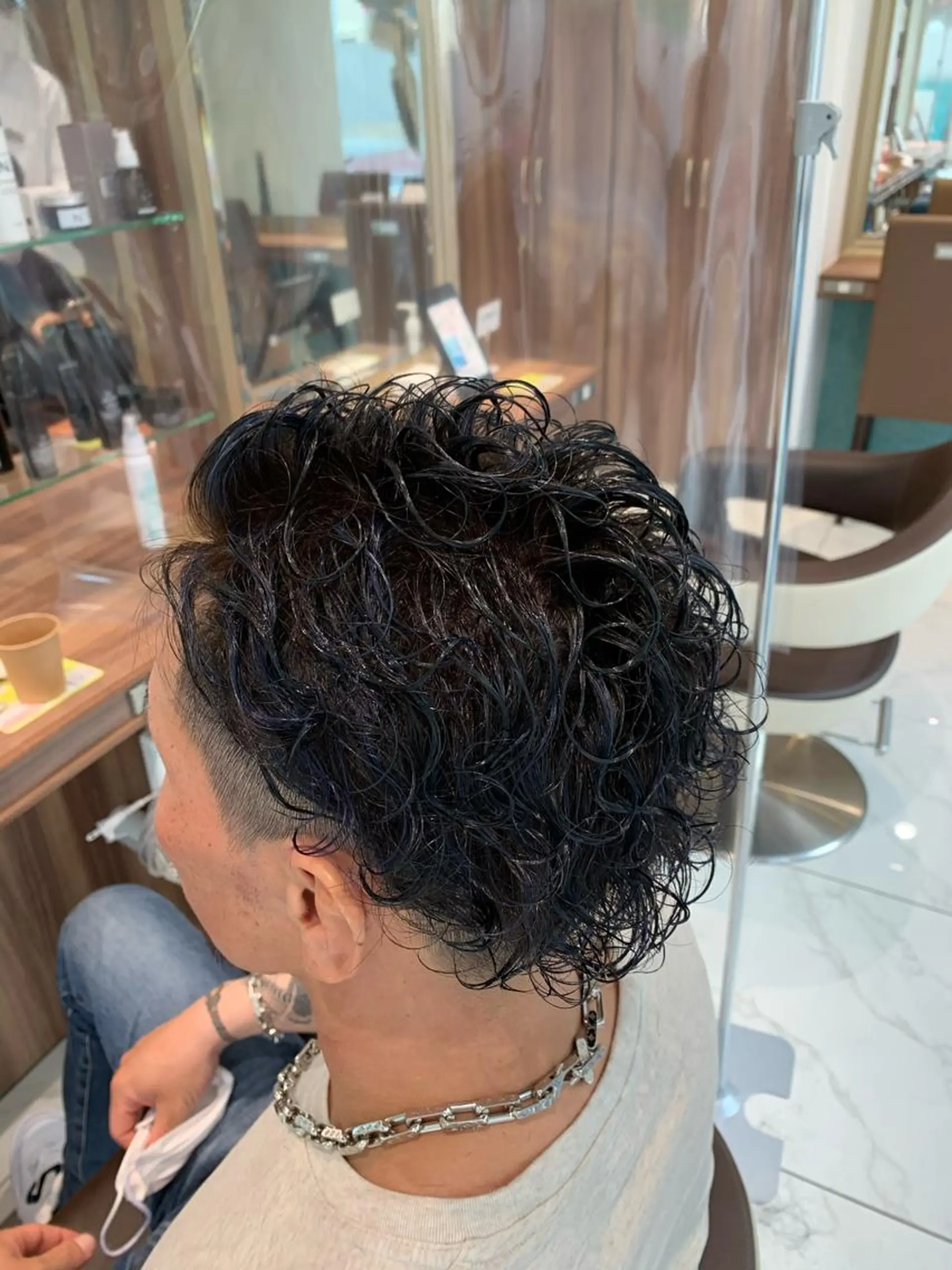 カラー メンズ 黒髪 ブルーカラー ブルーブラック カットカラーモデル 募集中店長　伊熊祐紀のヘアスタイル