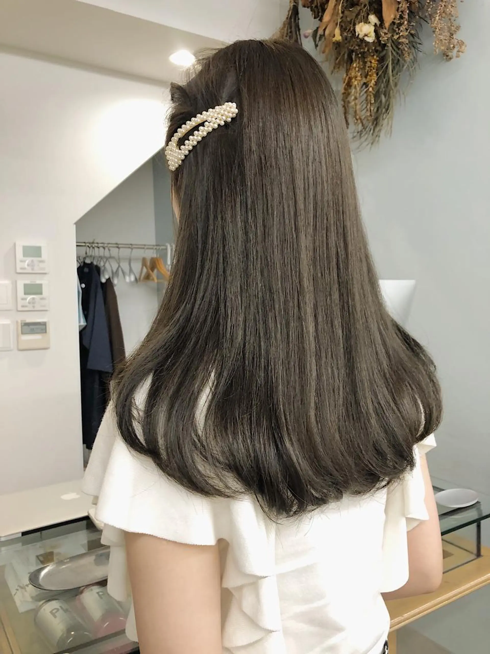 セミロング カラー ベージュカラー ブリーチ ブリーチなしカラー オリーブベージュ Flamme Annaのヘアスタイル