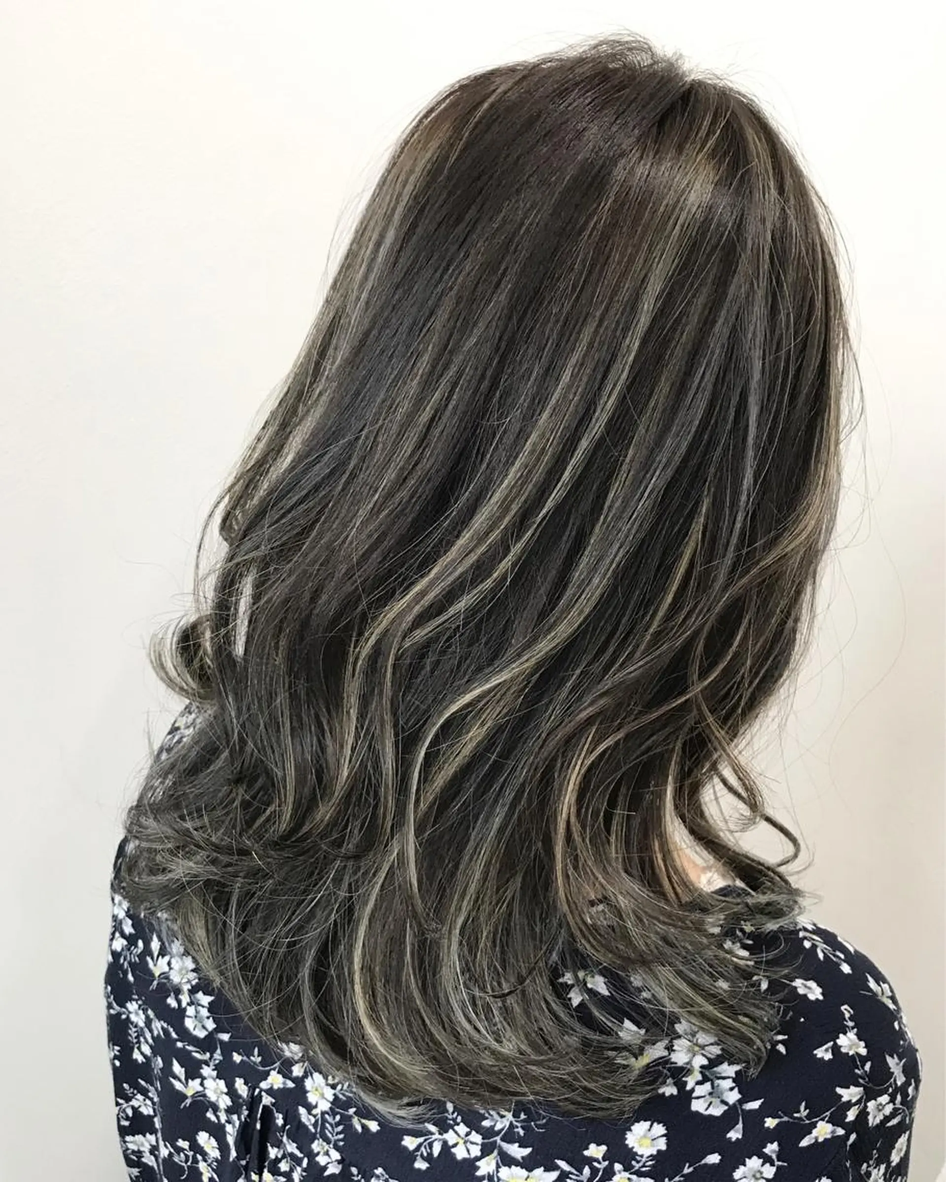 セミロング カラー アッシュ アッシュグレー ハイライトカラー ハイライト 若杉 諒のヘアスタイル