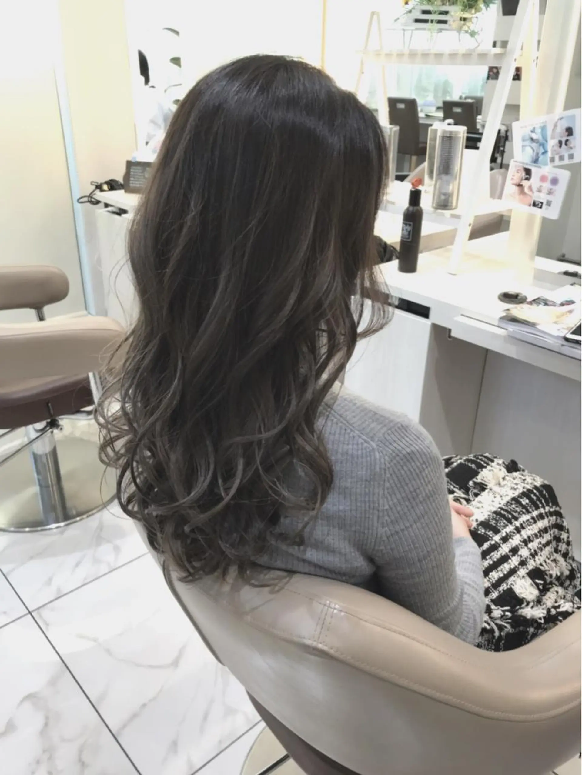 ミディアム カラー ダークグレー ダークグレージュ グラデーションカラー グレージュ ハイライトカラー 山崎俊輔/髪質改善 /バレイヤージュのヘアスタイル