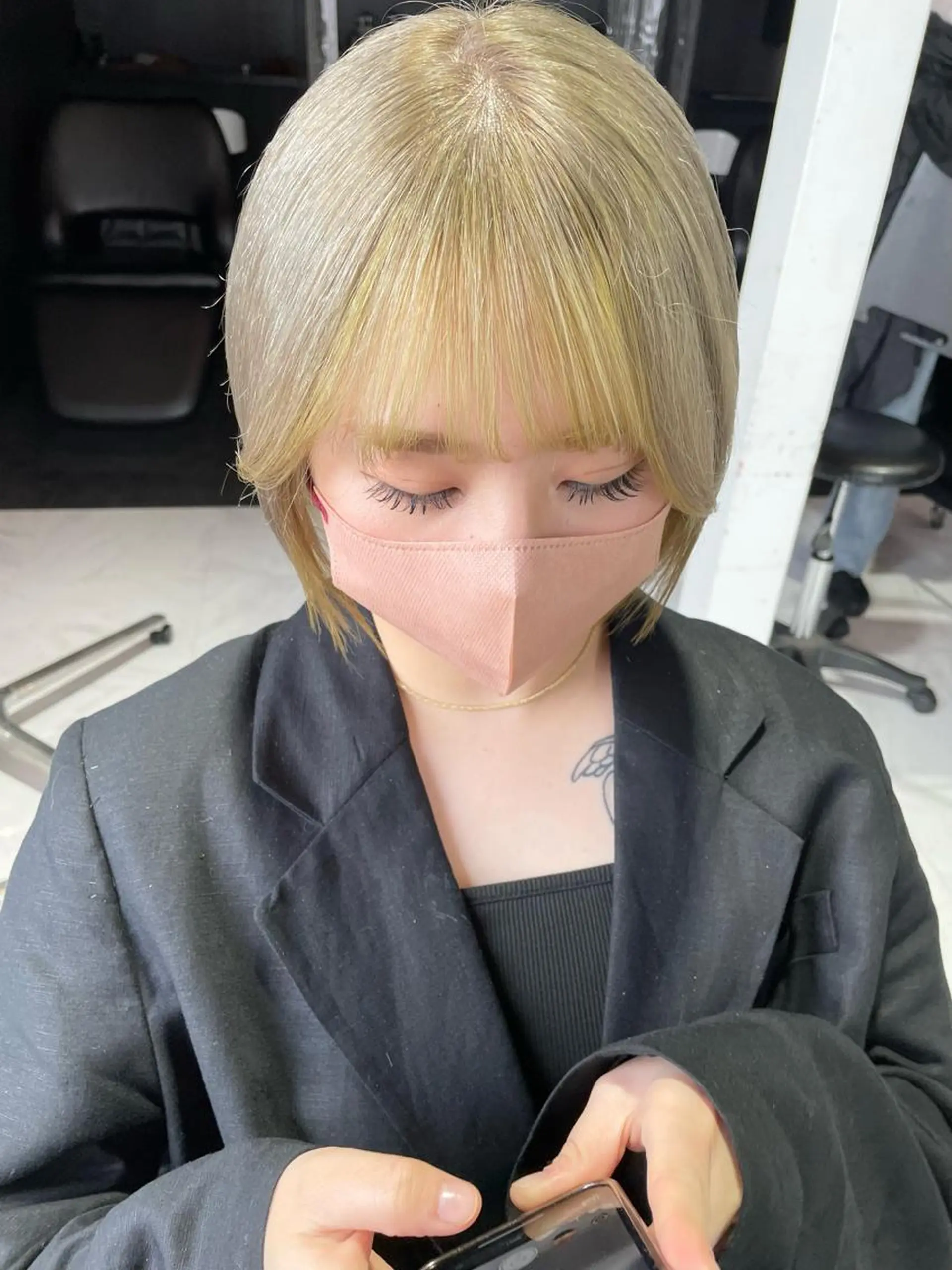 ショート イエローカラー カット ヘアカラー 岩田 萌那のヘアスタイル