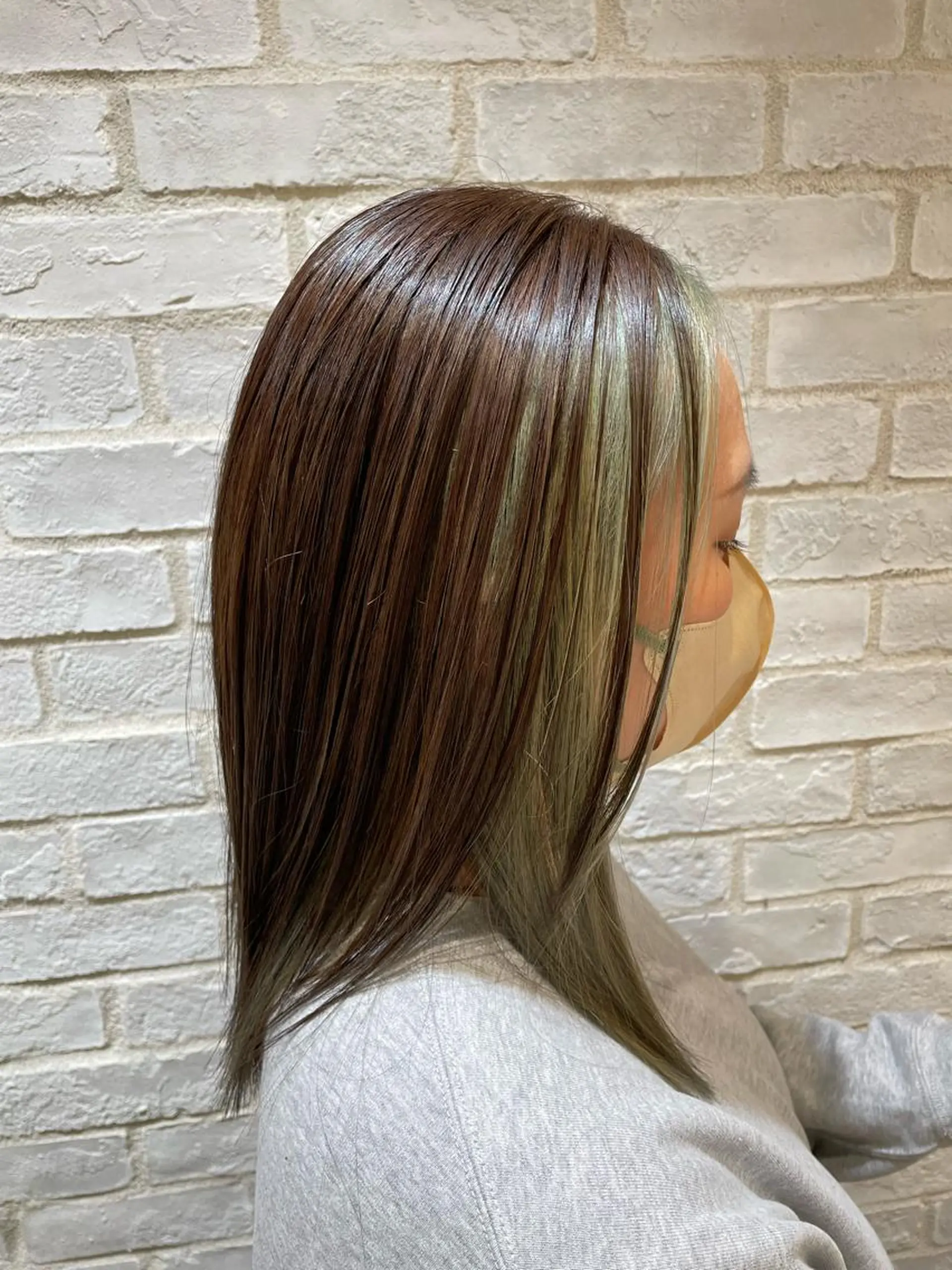 ミディアム カラー オリーブカラー 清藤綾/脱白髪染め 白髪ぼかしハイライトのヘアスタイル