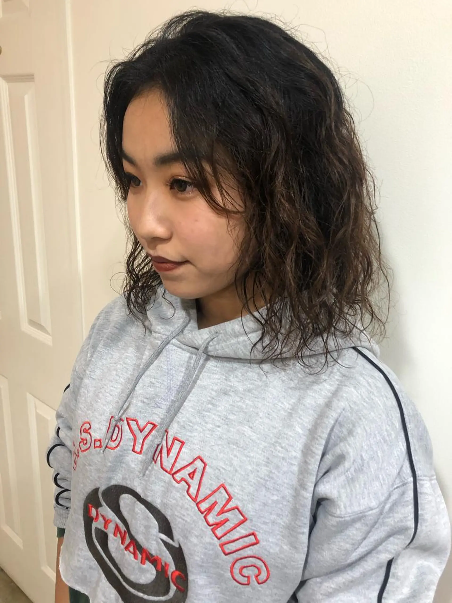 ミディアム パーマ MIOベージュカラー 柔らかいカラーのヘアスタイル