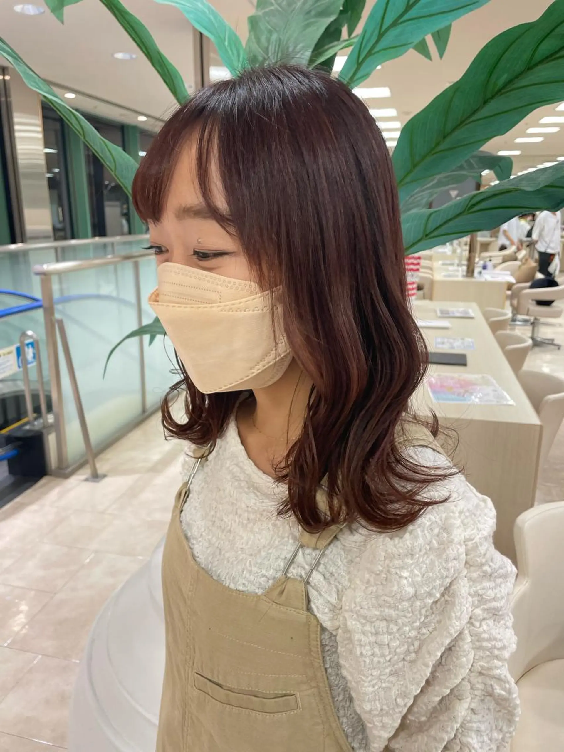 セミロング カラー ヘアカラー 顔まわりカット✄ ベージュカラー🧸のヘアスタイル