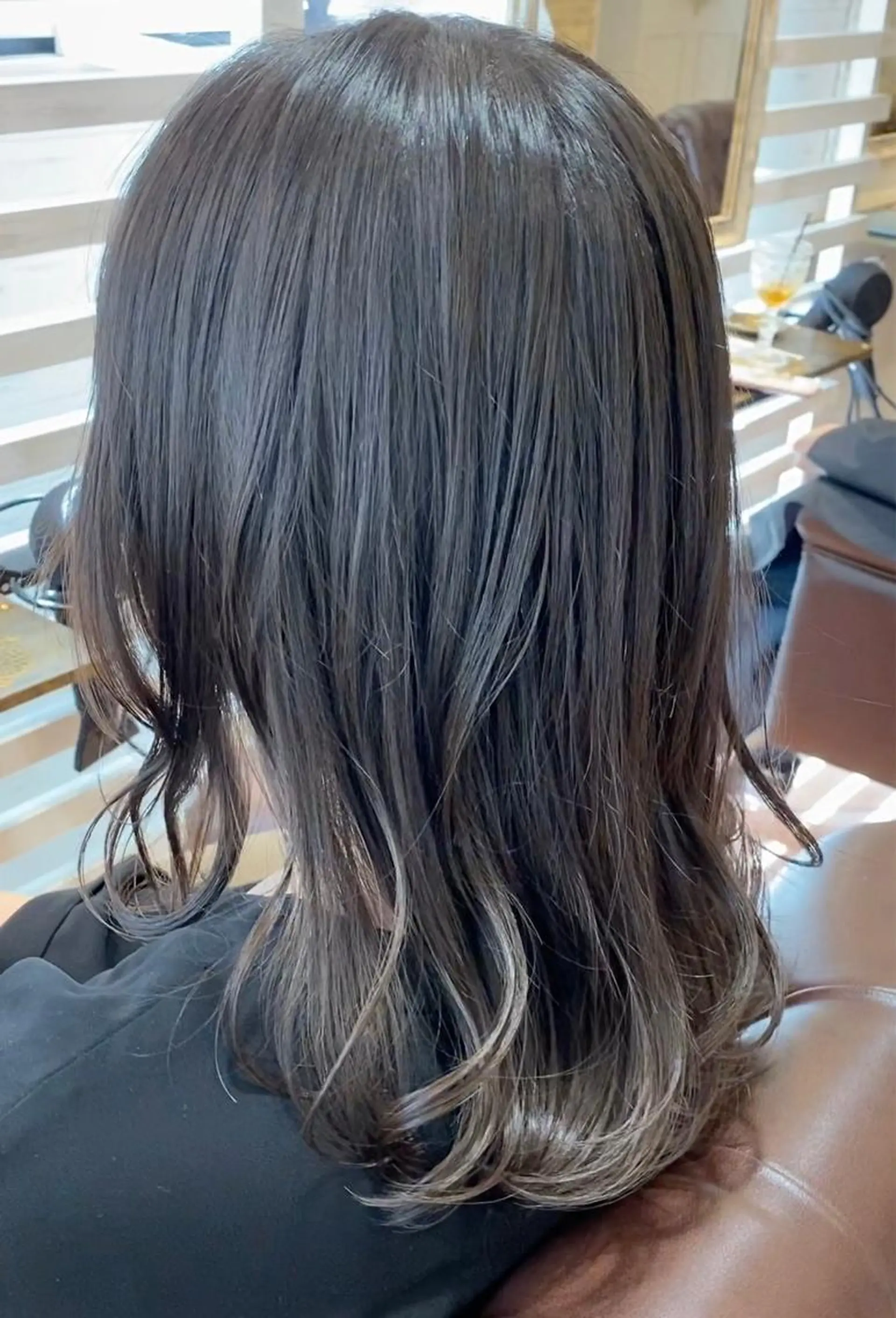 セミロング カラー ダークグレー ブリーチなし✨艶髪 カラー𓃲YAGIのヘアスタイル