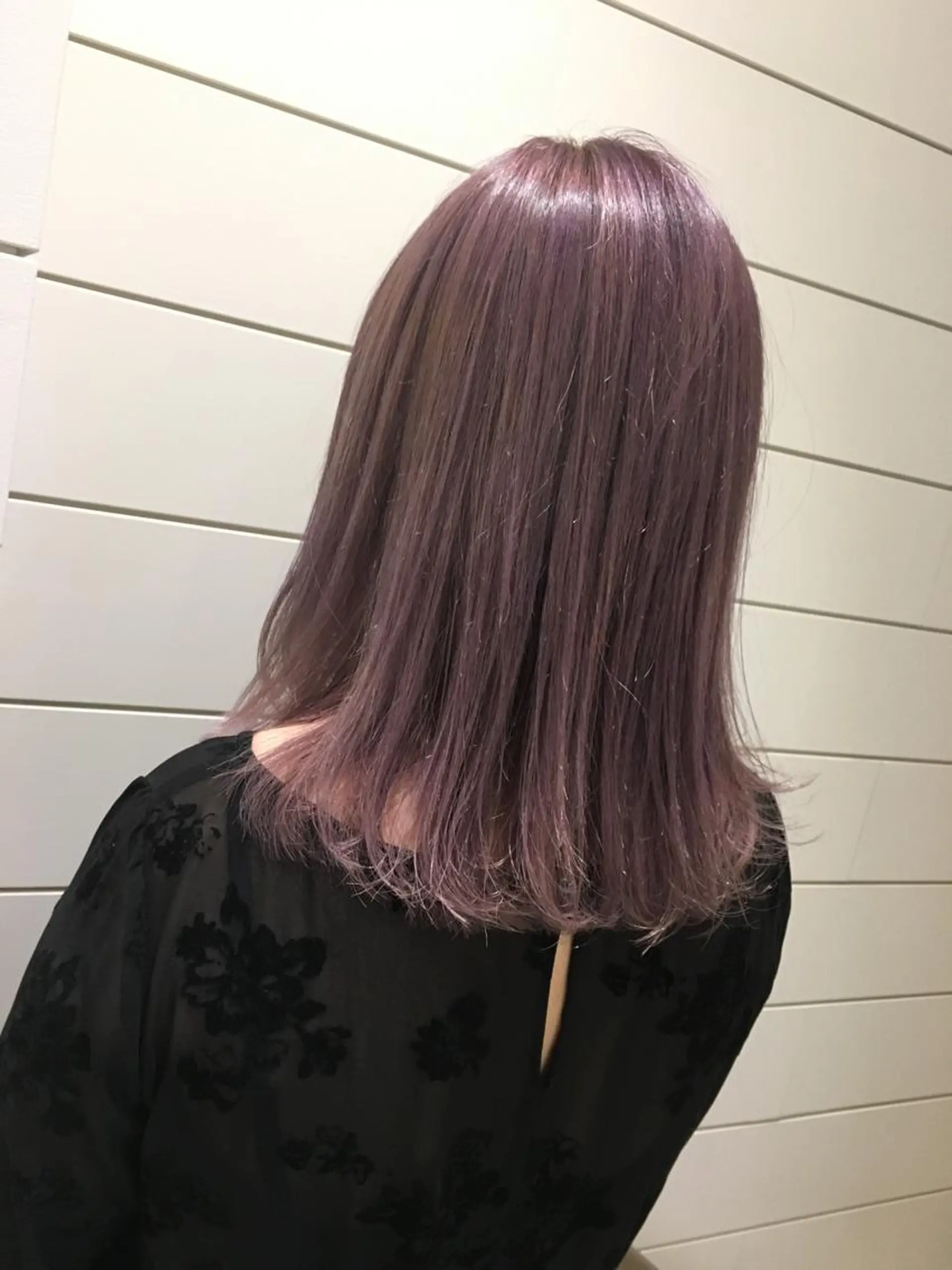 ミディアム カラー ヘアアレンジ ブリーチ パープルカラー 鍵山 千秋のヘアスタイル