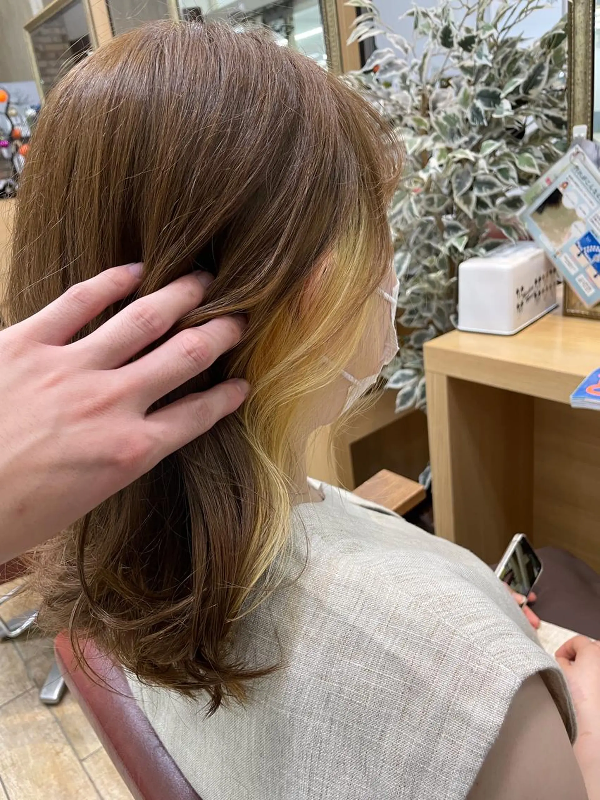 ミディアム カラー 抜きっぱなしブロンド イヤリングカラー インナーカラー 💫カットパーマ💫 伊原虎太郎のヘアスタイル