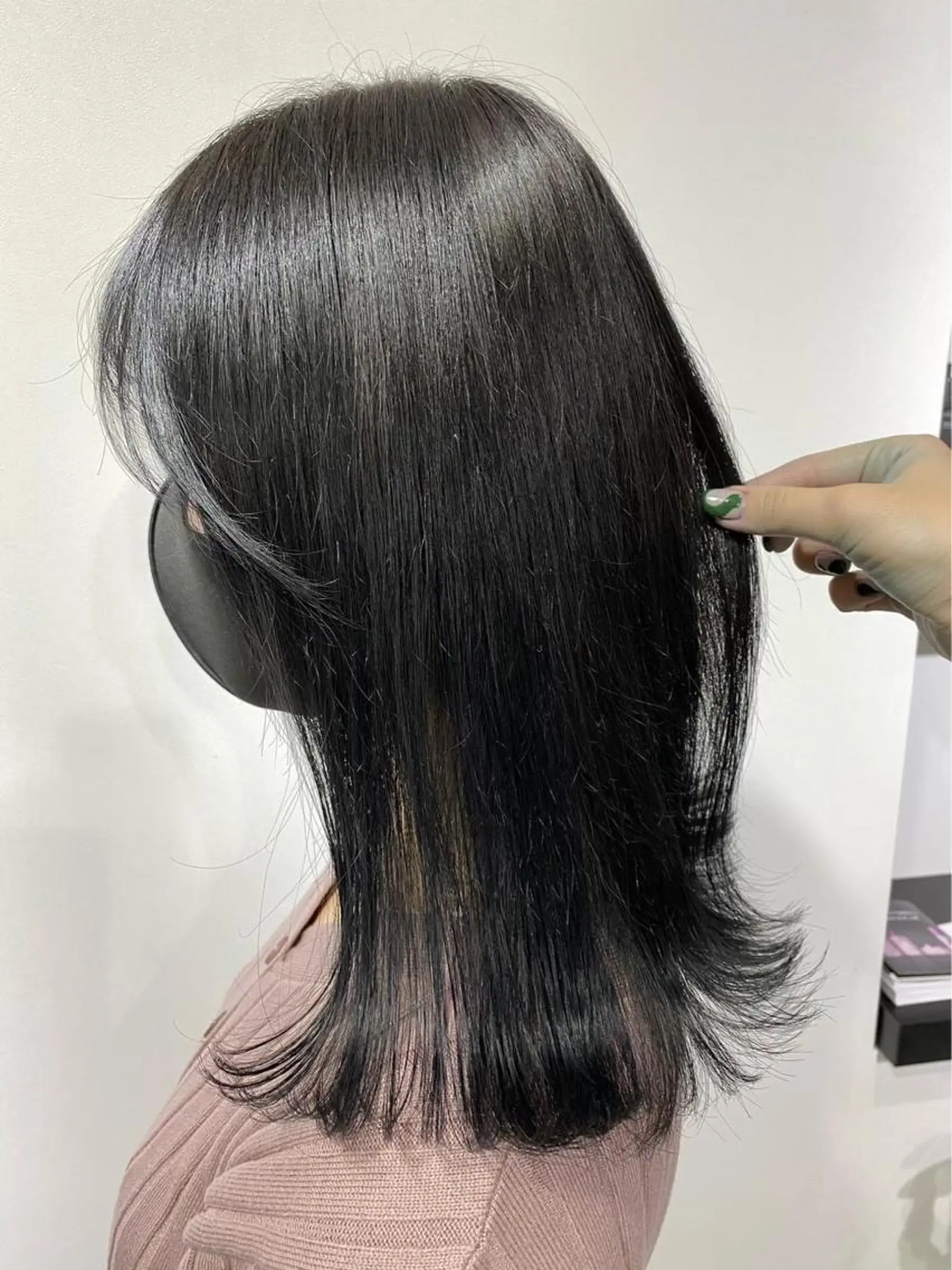 ミディアム カラー 黒髪 ブルーカラー ブルーブラック 稲垣 優奈のヘアスタイル