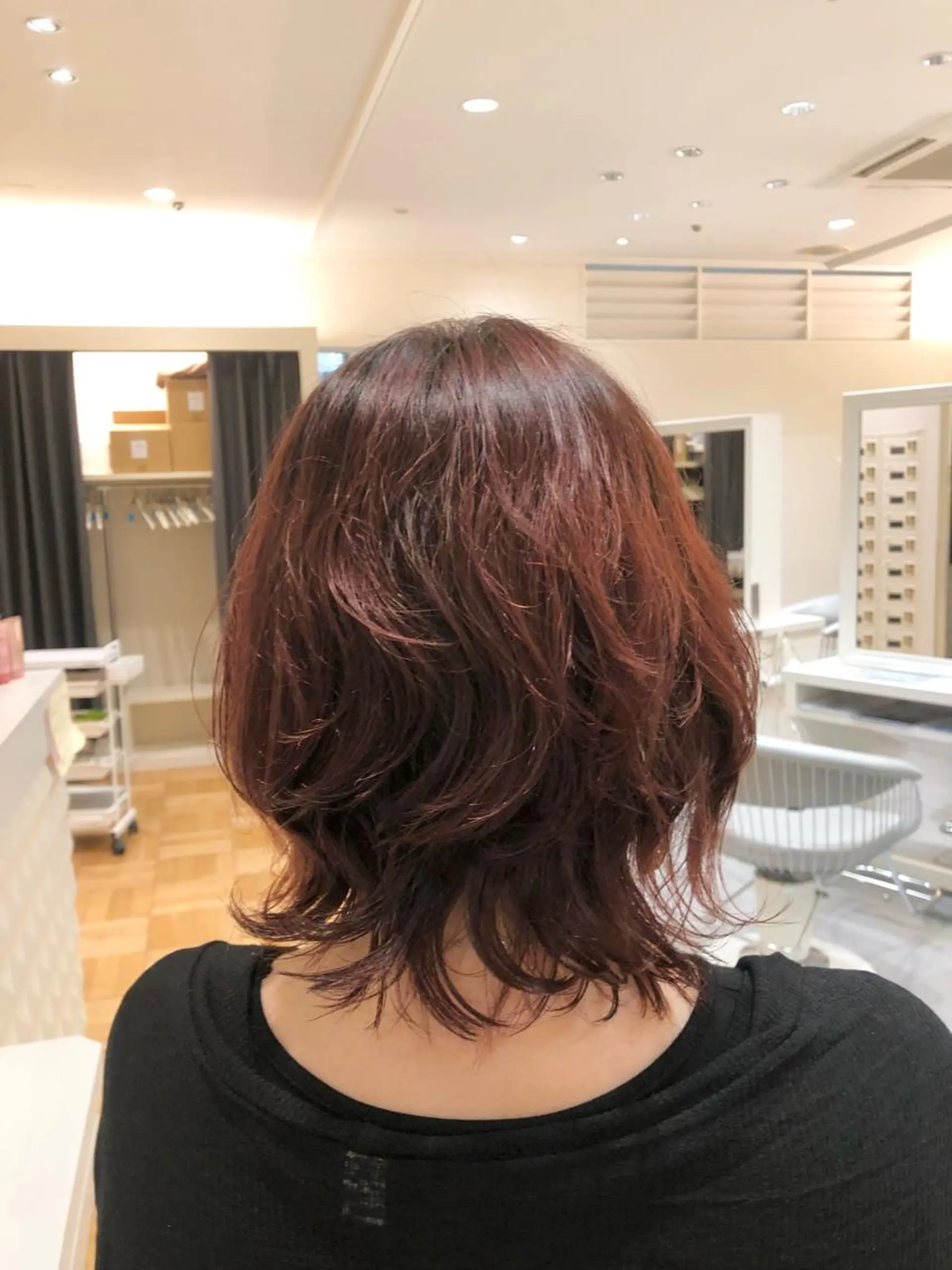 ショート レイヤーカット 外ハネヘア ウルフカット コテ巻きパーマ 阪上 沙織のヘアスタイル