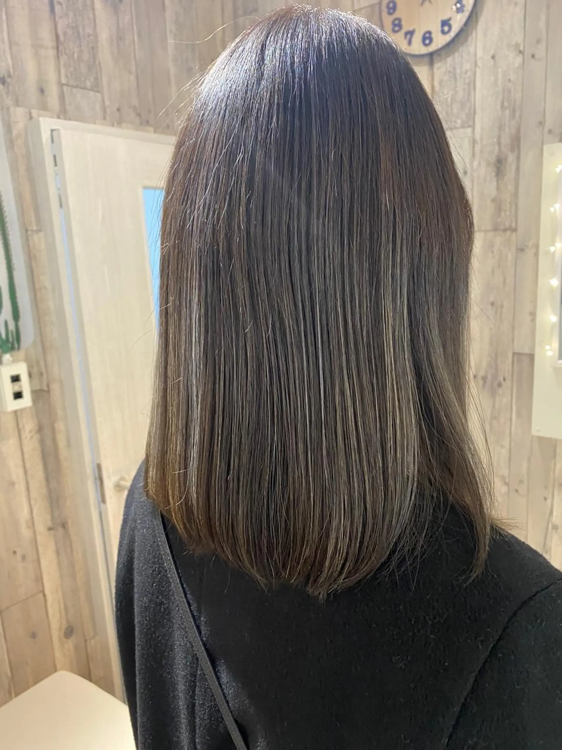 ミディアム Re:MAKE所属・ジャニヲタ美容師 推しカラー中平海帆のヘアスタイル