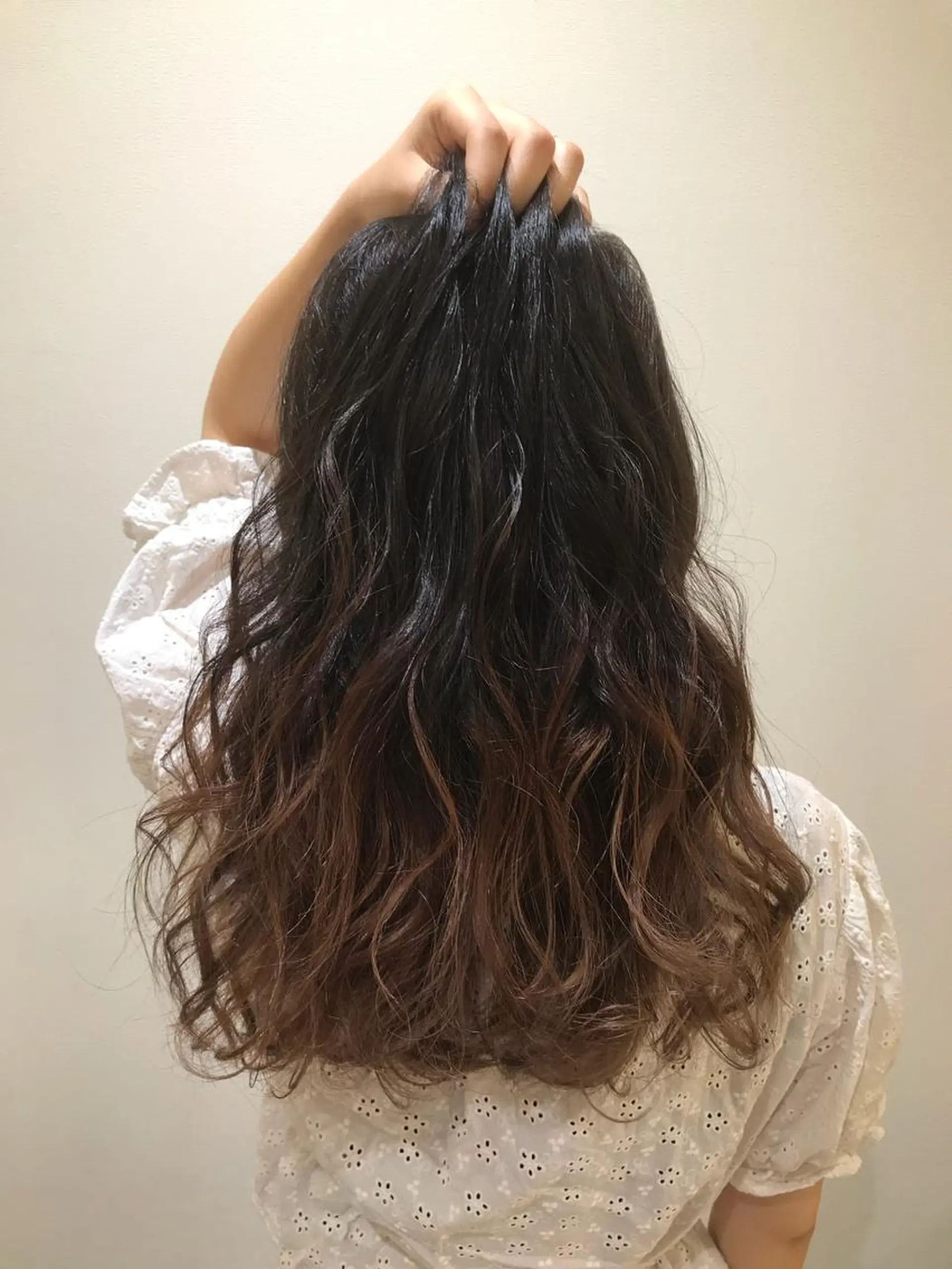 ロング カラー ベージュカラー グラデーションカラー モカベージュ 清藤綾/脱白髪染め 白髪ぼかしハイライトのヘアスタイル