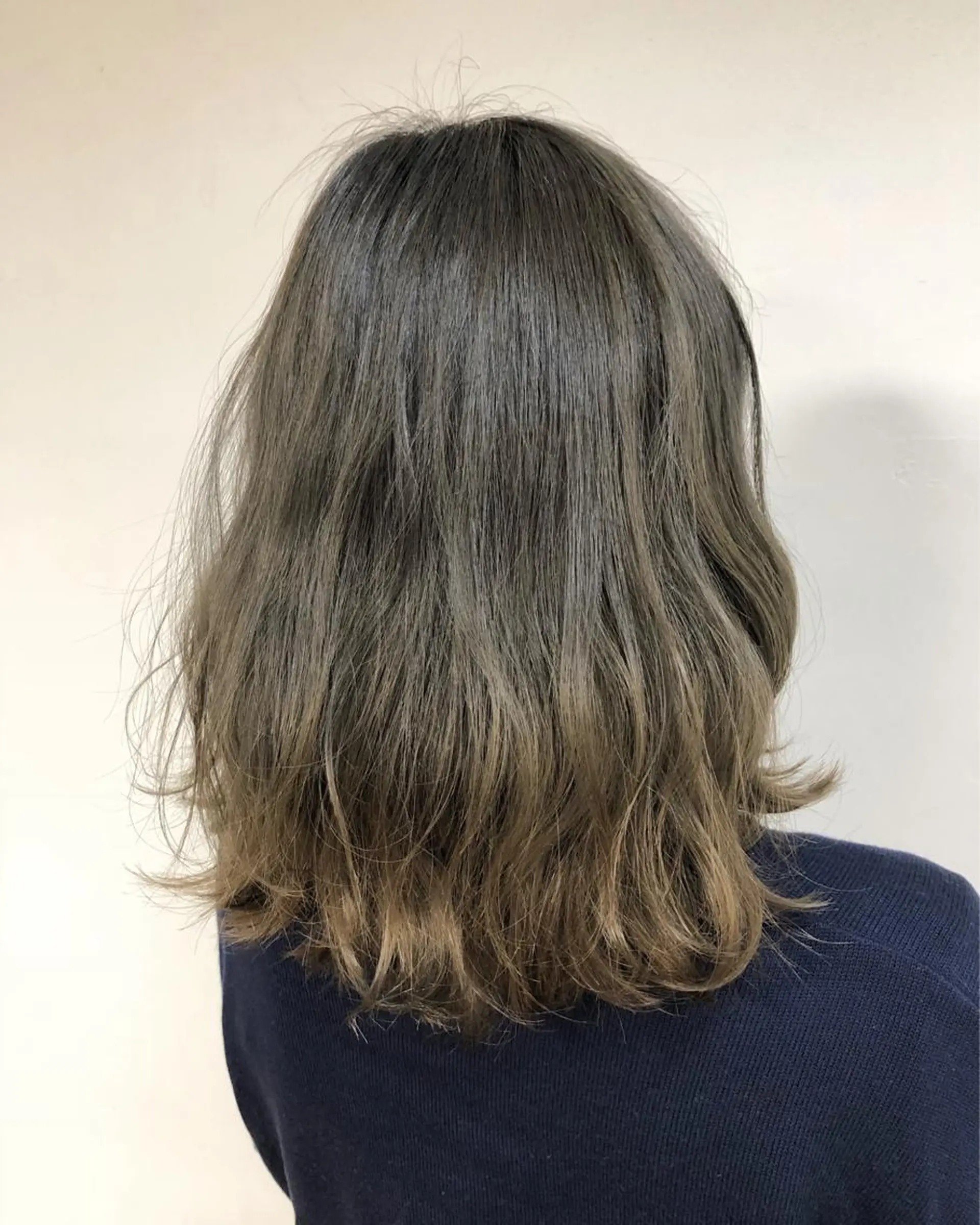 ミディアム カラー ヘアアレンジ グラデーションカラー グレージュ 遠藤 拓馬のヘアスタイル