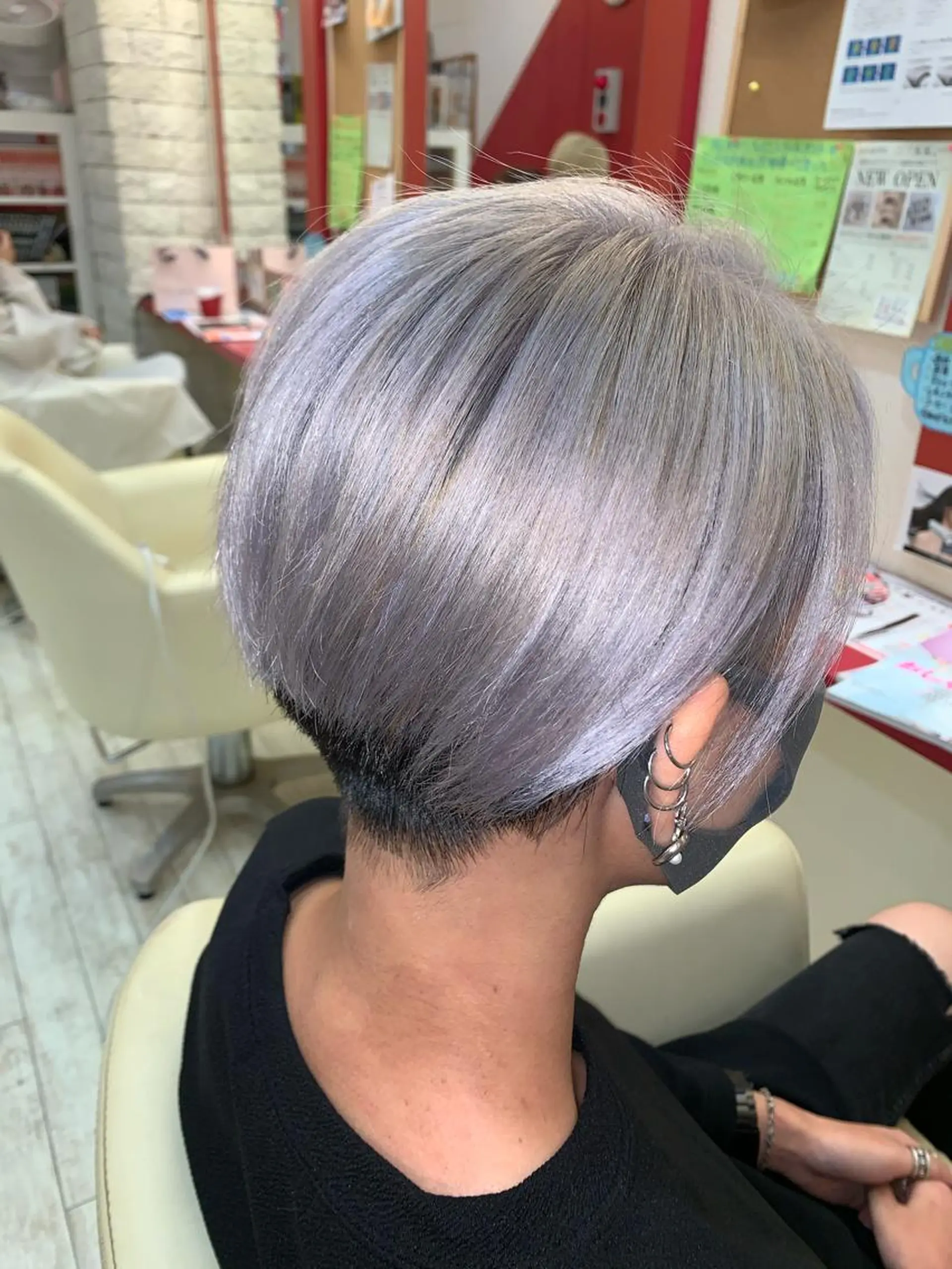 ショート カラー ヘアアレンジ アッシュ シルバー シルバーアッシュ カット ヘアカラー 今村公介 ブリーチ特化、派手髪のヘアスタイル