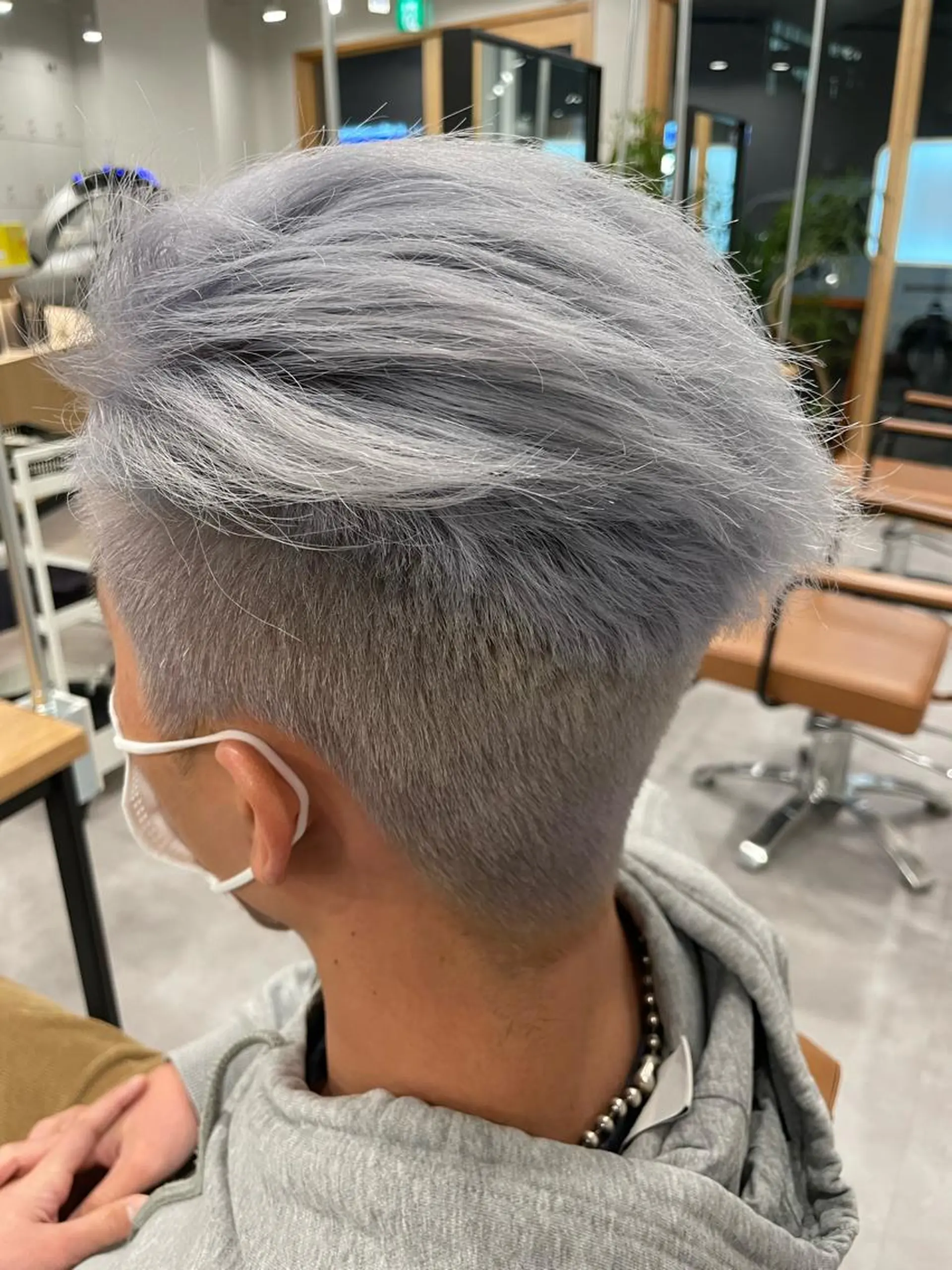 カラー ブリーチ シルバー ホワイトシルバー REEED所属・毛流れ縮毛矯正✨ メンズ那智優貴のヘアスタイル