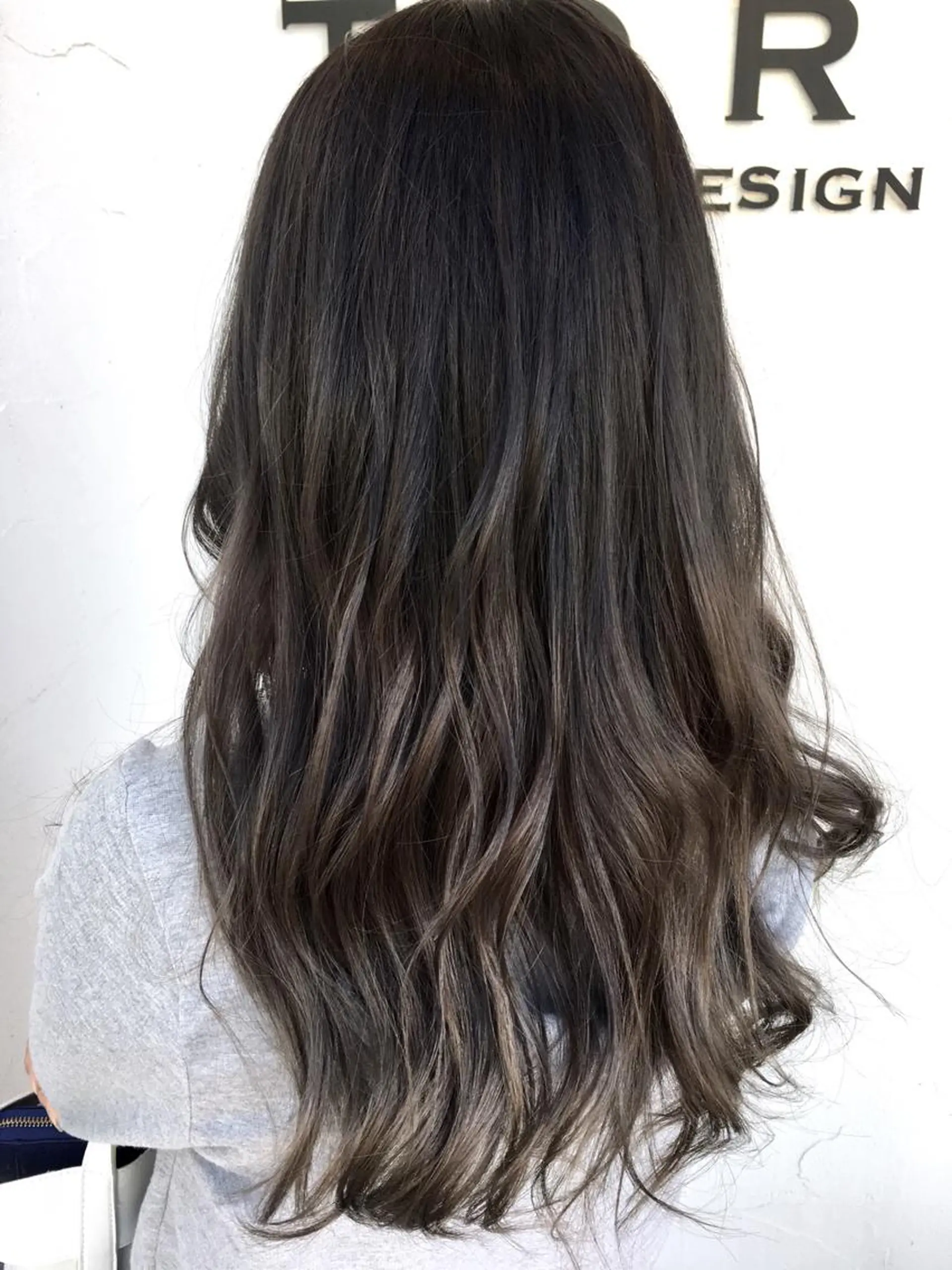 ロング カラー グラデーションカラー グレージュ 川合 勇気のヘアスタイル