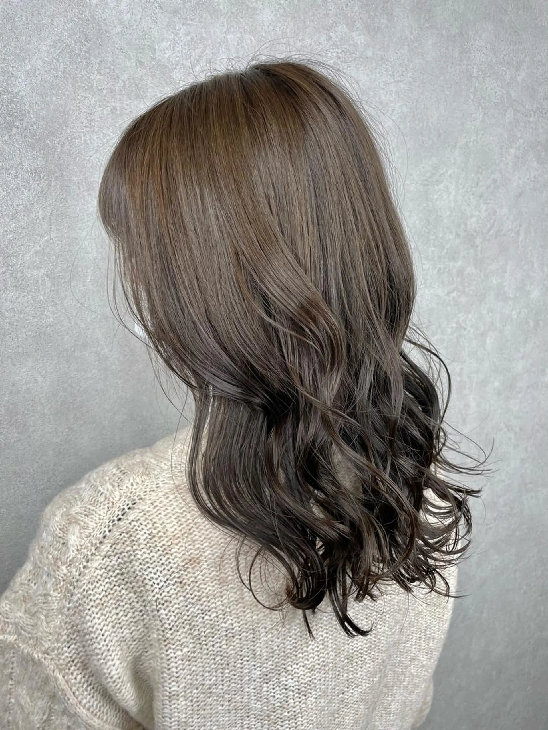 セミロング カラー カット ヘアカラー トリートメント 井本翔太.髪質改善. ベージュ.グレージュのヘアスタイル