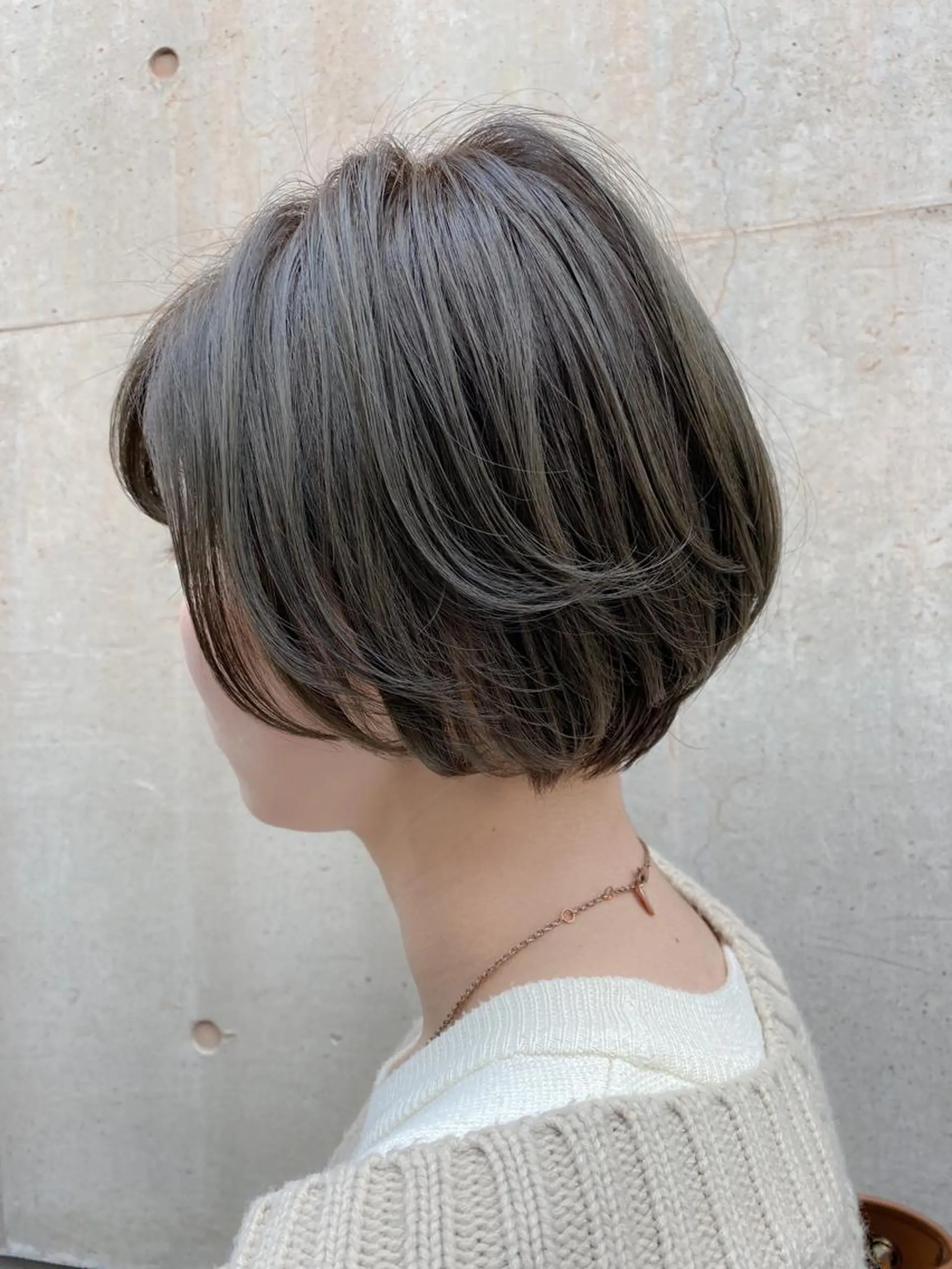 ショート カラー ブリーチ オリーブグレー 【透明感、艶髪】西村 有司のヘアスタイル