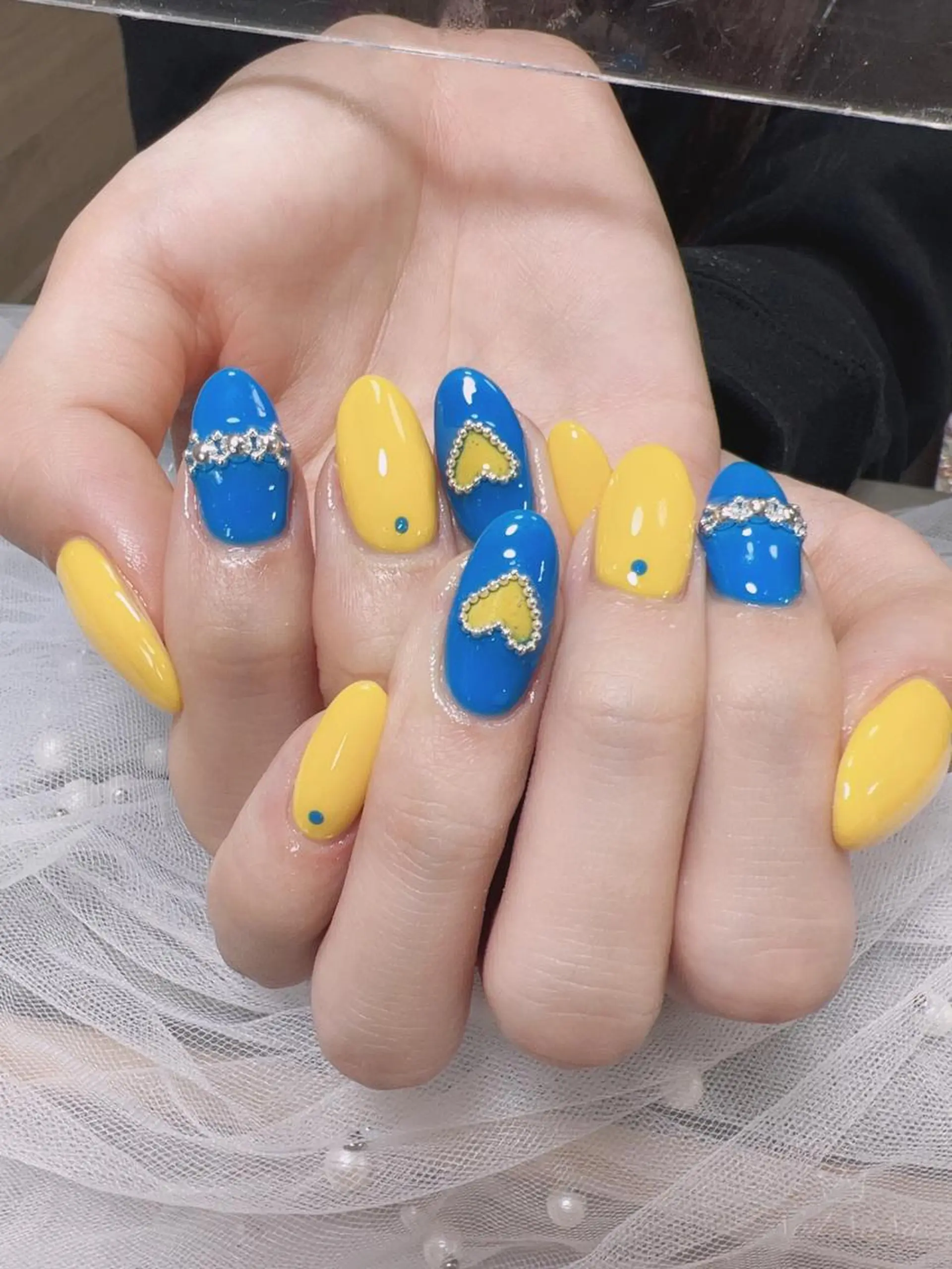 ミディアム カラー ネイル ブルーカラー ブルー 黄色 ハンドネイル Nail NaNaのネイルデザイン