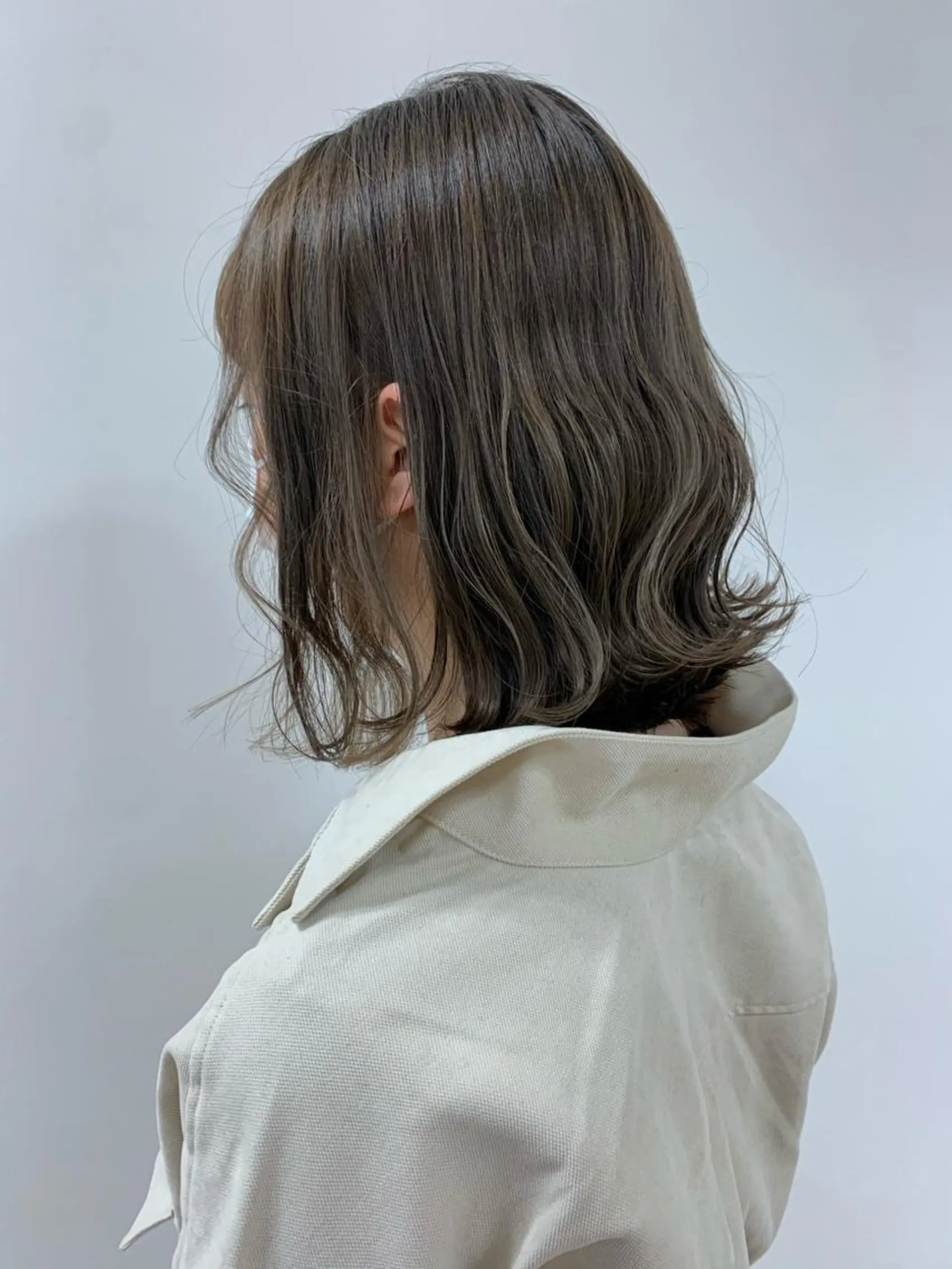 ミディアム カラー グレージュ ヘアカラー トリートメント 顔まわりカット✄ ベージュカラー🧸のヘアスタイル